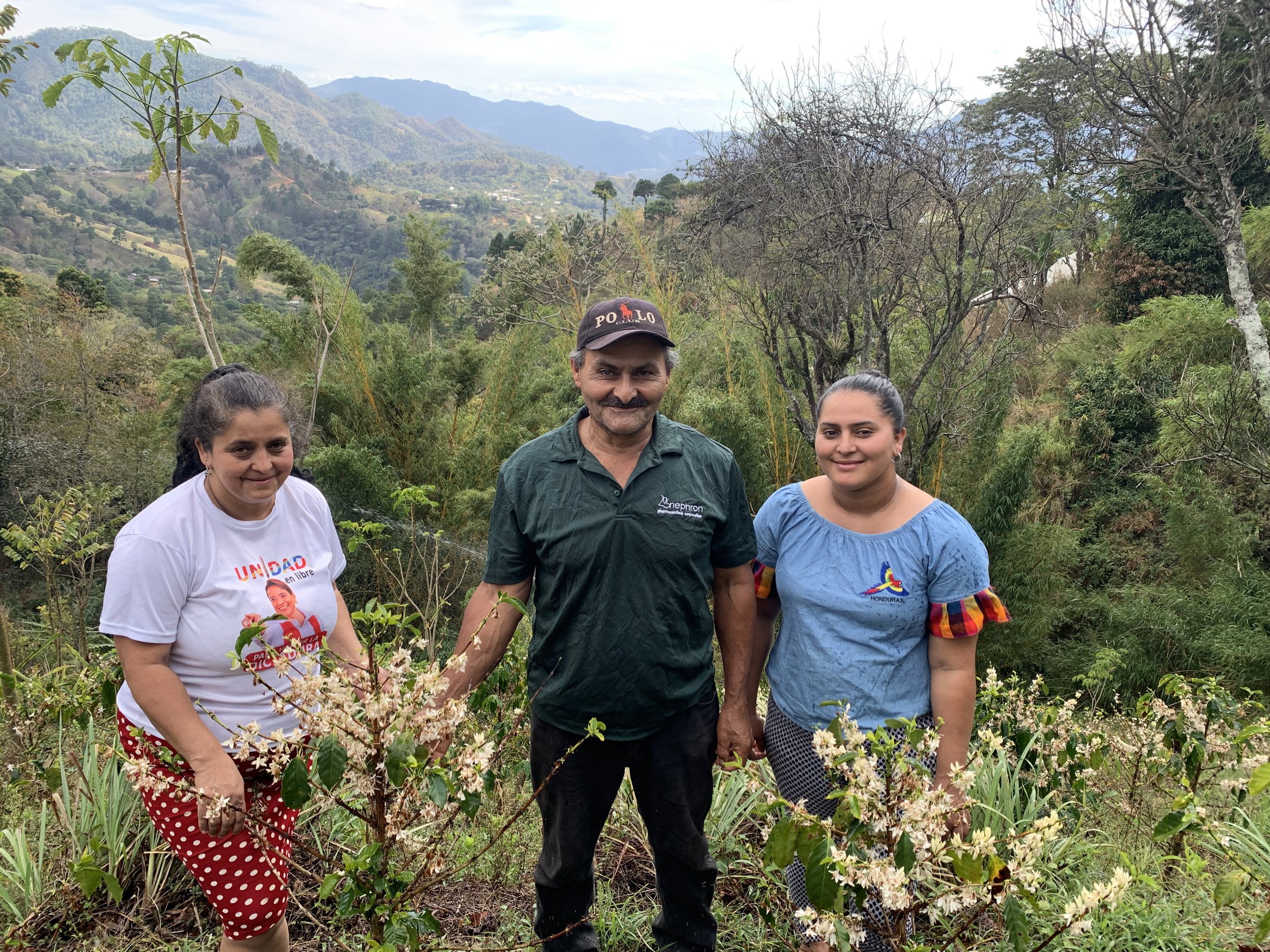 Familia en la finca.jpg