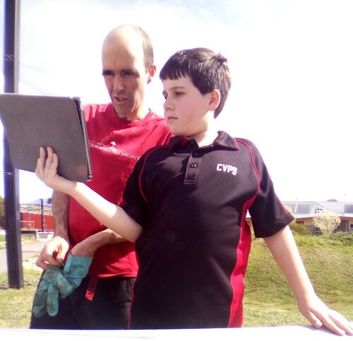 Andrew Doube working with a student. Dung beetle school projects can integrate all areas of Science, Technology, Engineering and Maths (STEM).