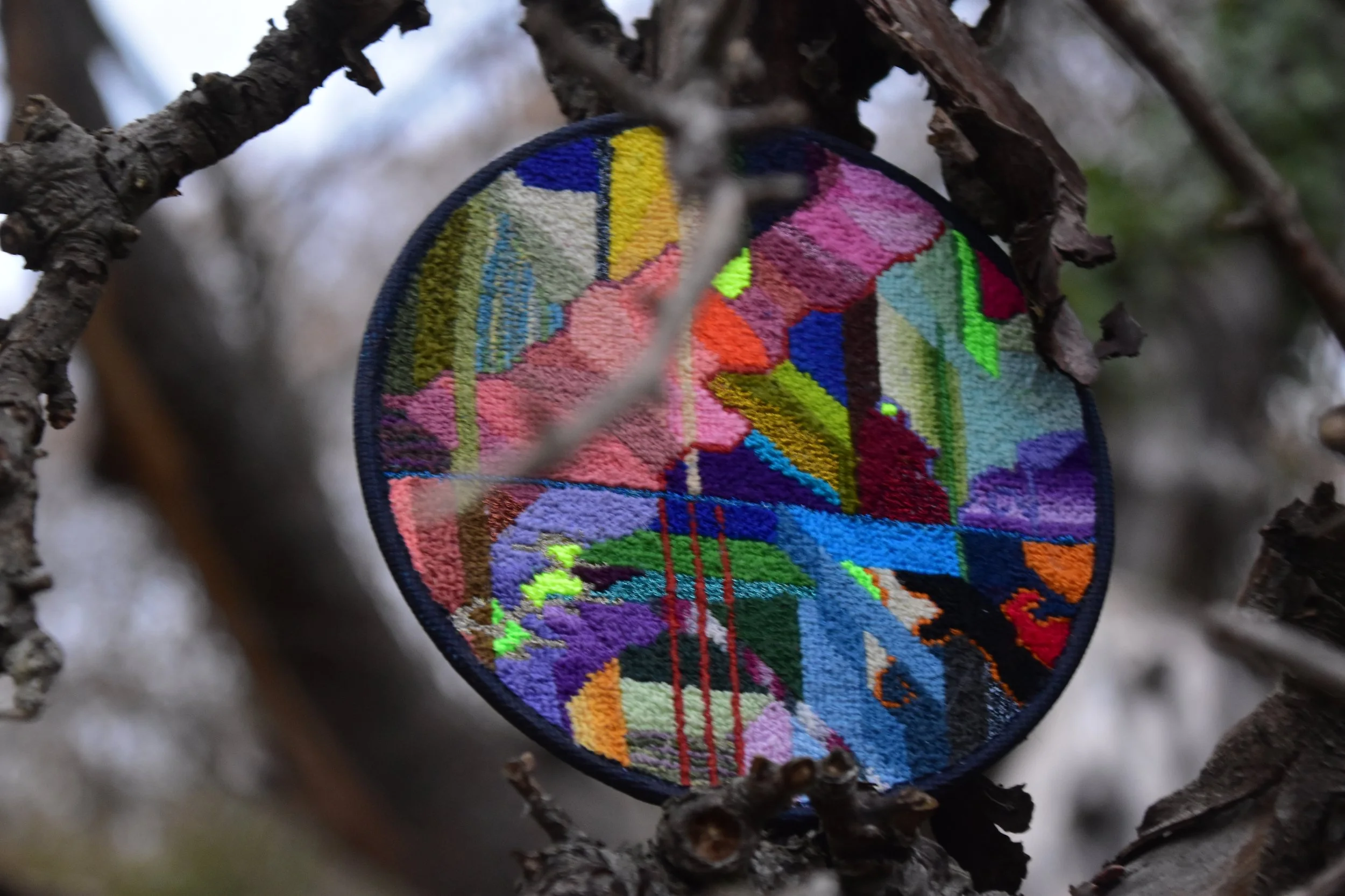 Enlig dråbe i træet dér