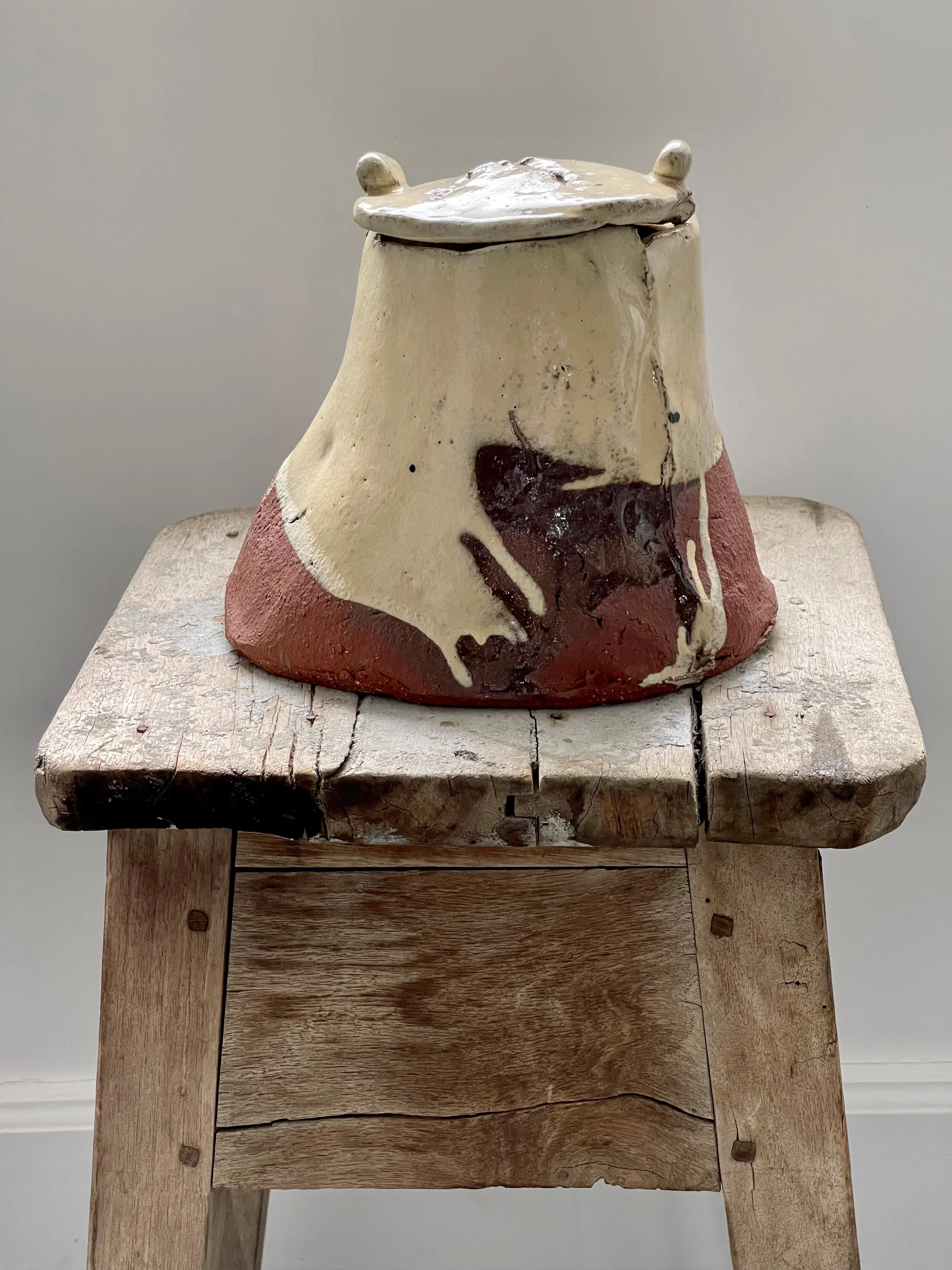 TropheeMacocotte-CraftGallery-Paris-GermanCeramics-MilanJohannesPeters-2019-Boîte-beurre-frais-terre-rouge-3-13.jpg