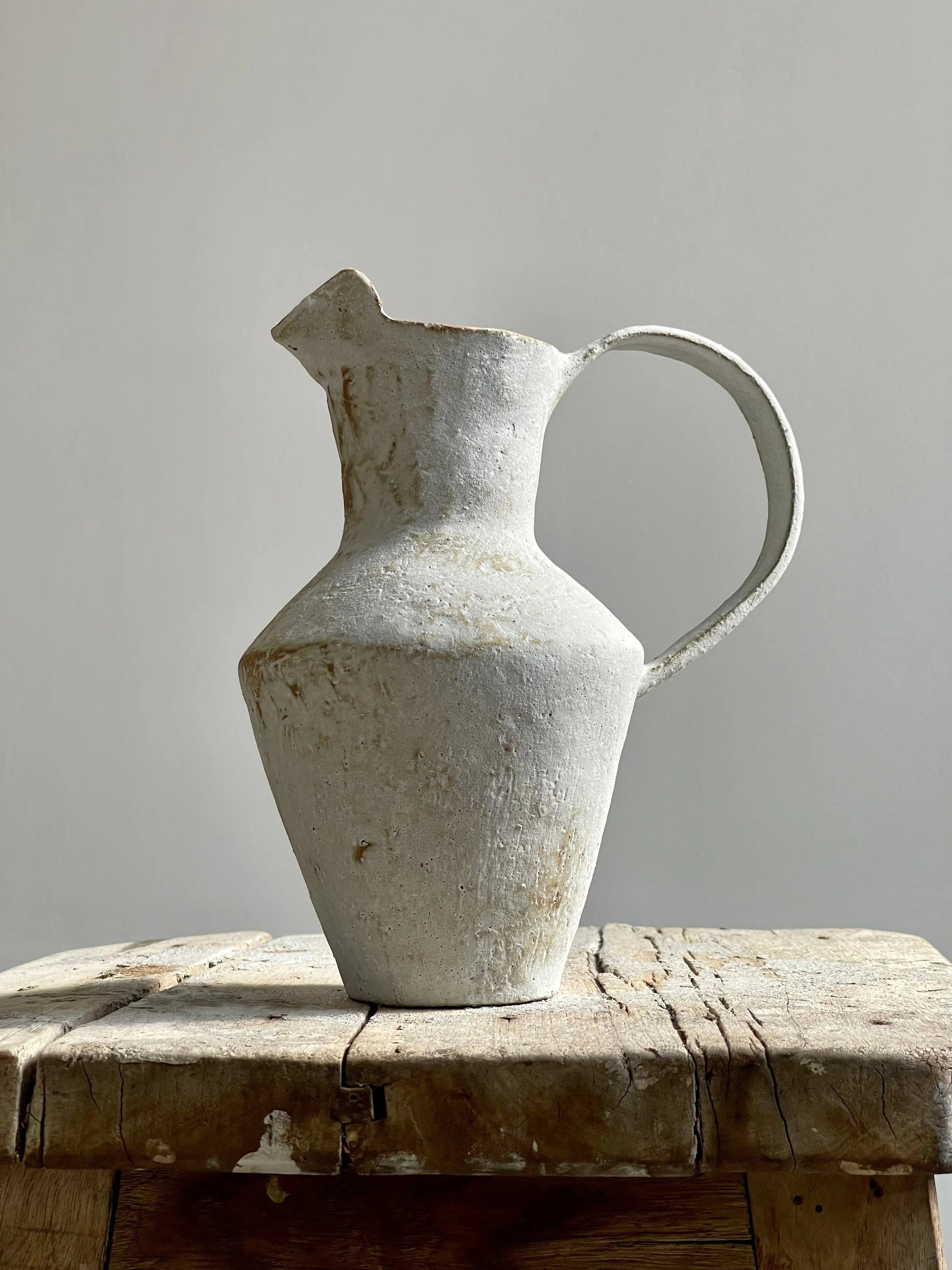 TropheeMacocotte-CraftGallery-Paris-JapaneseCeramics-LOffwhiteEwer1_2.jpg