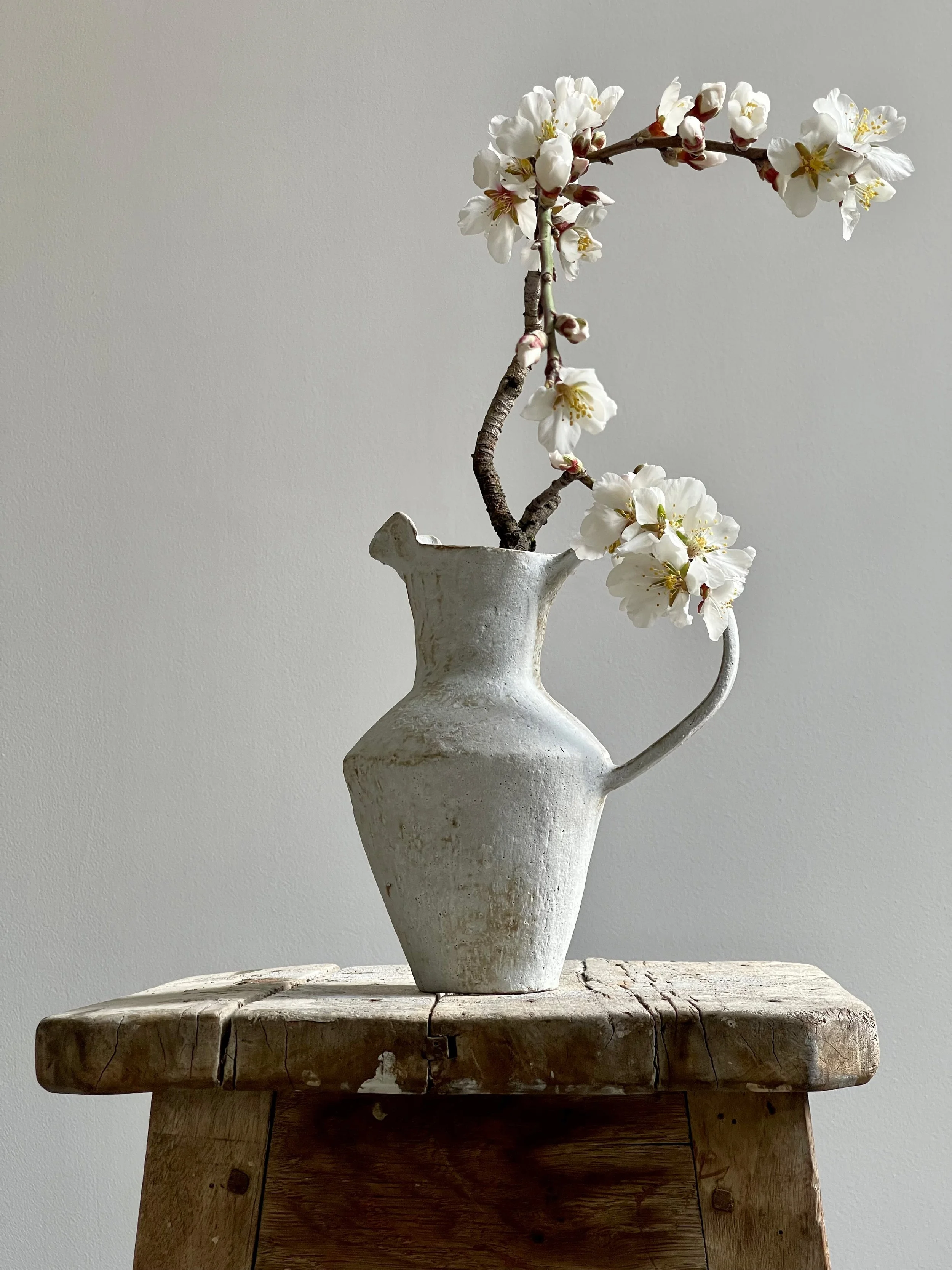 TropheeMacocotte-CraftGallery-Paris-JapaneseCeramics-LOffwhiteEwer1_7.jpg