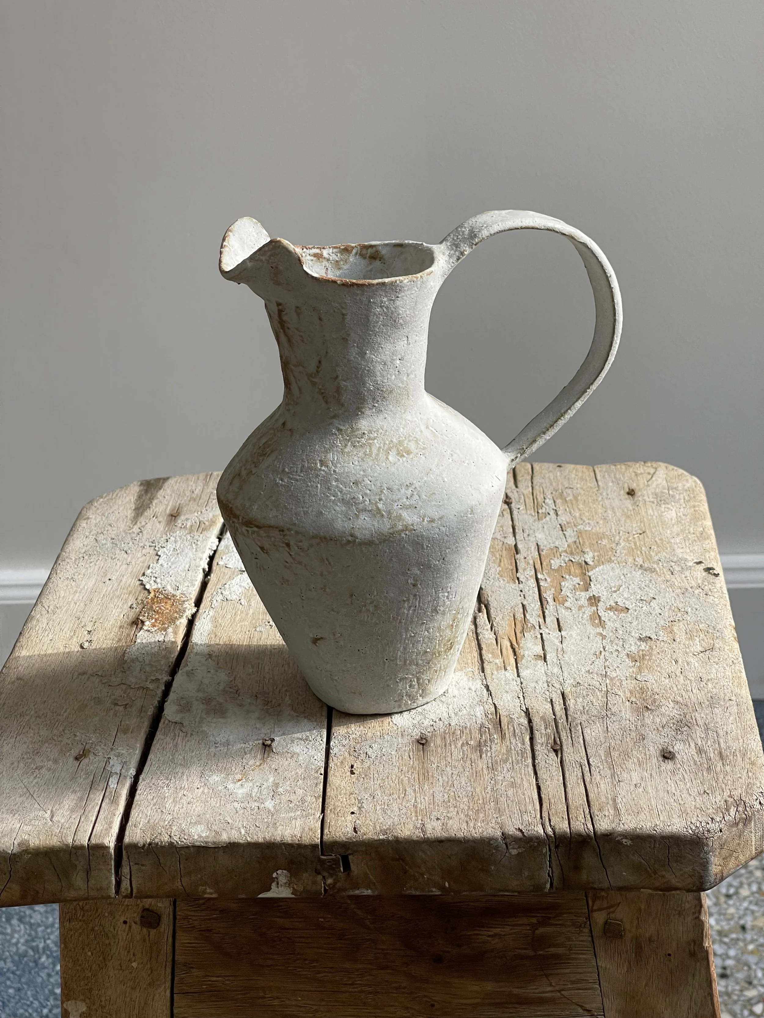 TropheeMacocotte-CraftGallery-Paris-JapaneseCeramics-LOffwhiteEwer1_3.jpg
