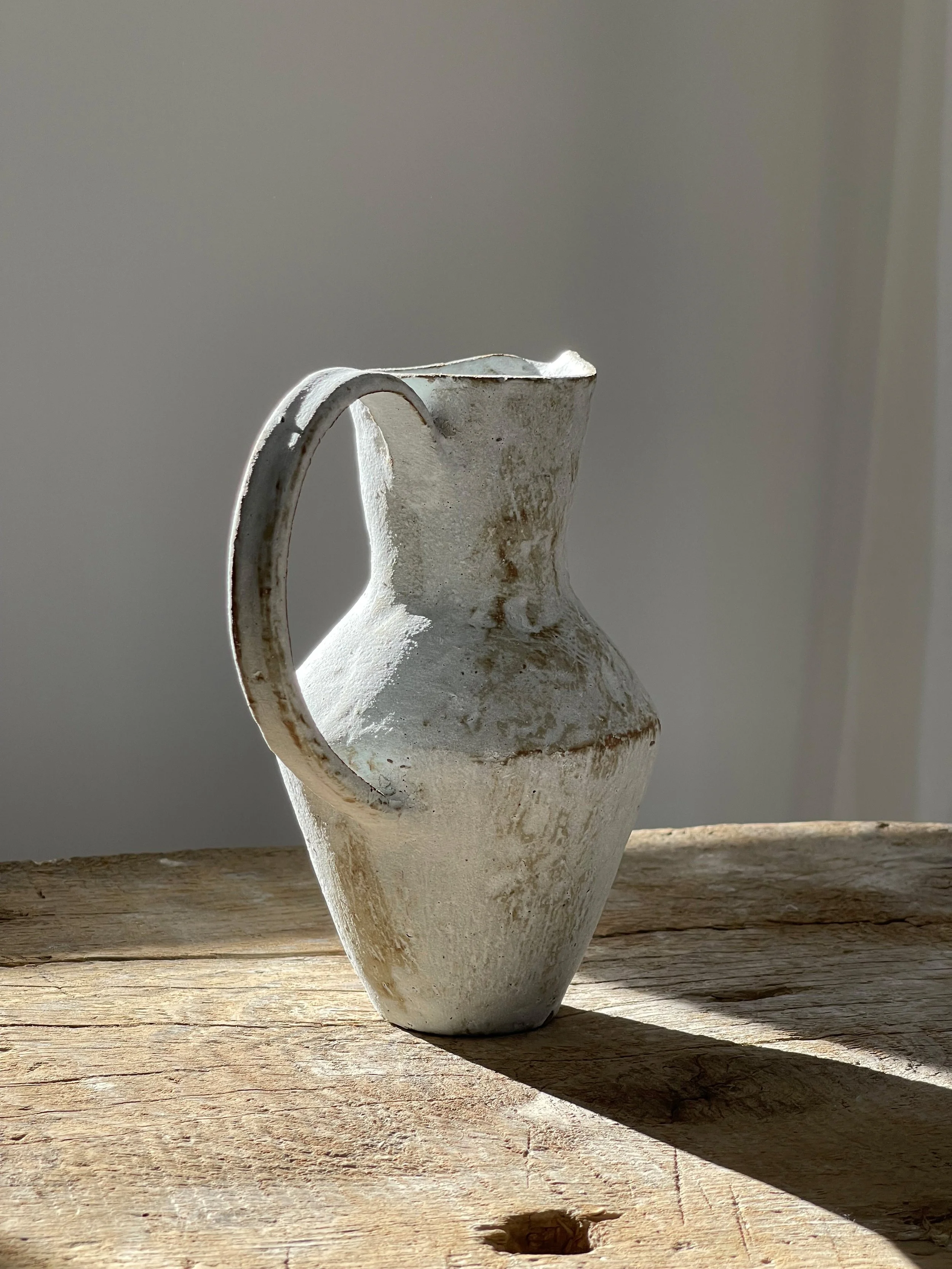 TropheeMacocotte-CraftGallery-Paris-JapaneseCeramics-LOffwhiteEwer2_4.jpg