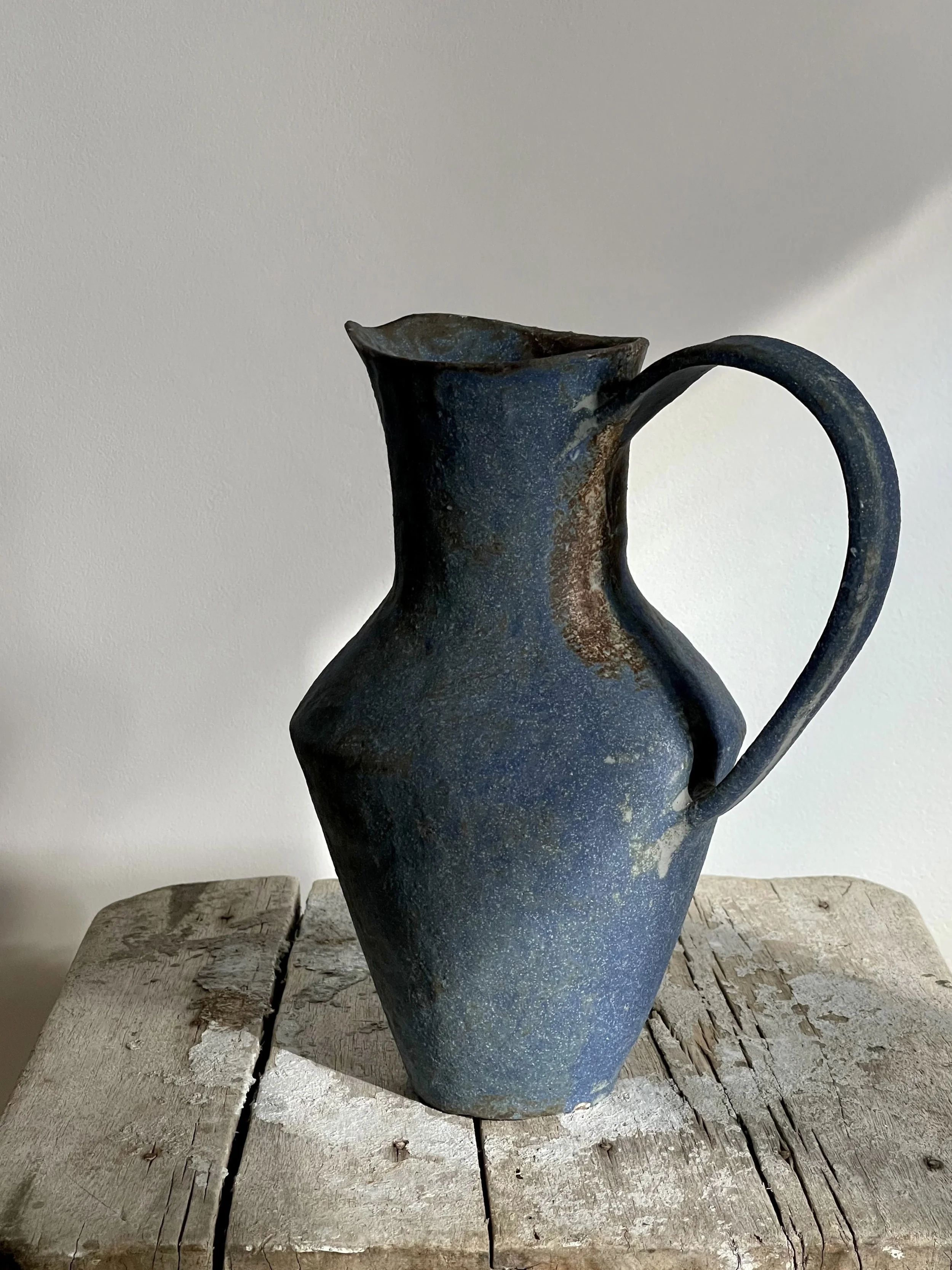 TropheeMacocotte-CraftGallery-Paris-JapaneseCeramics-XLBlueEwer1_4.jpg