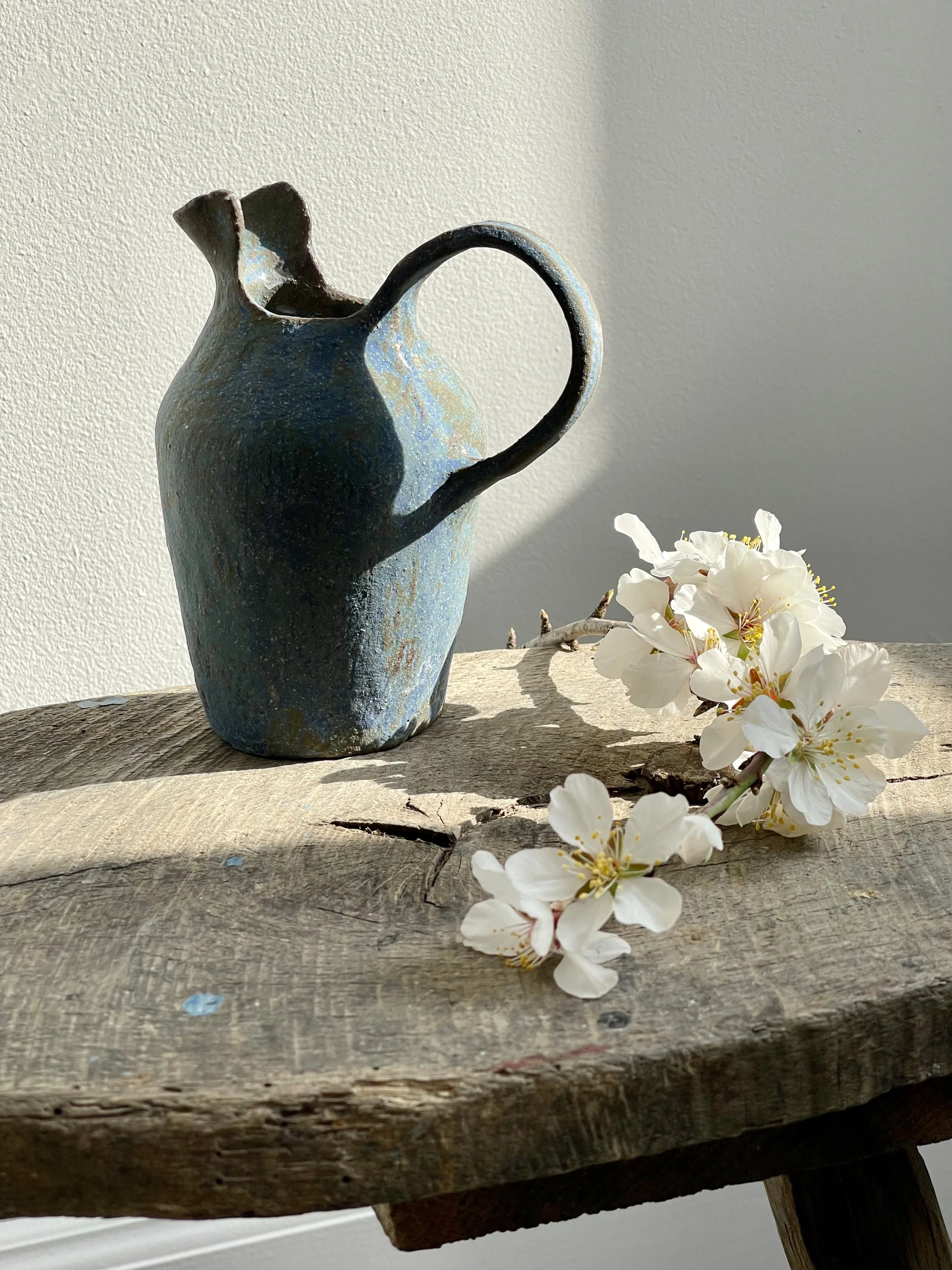 TropheeMacocotte-CraftGallery-Paris-JapaneseCeramics-SBluePitcher1_4.jpg
