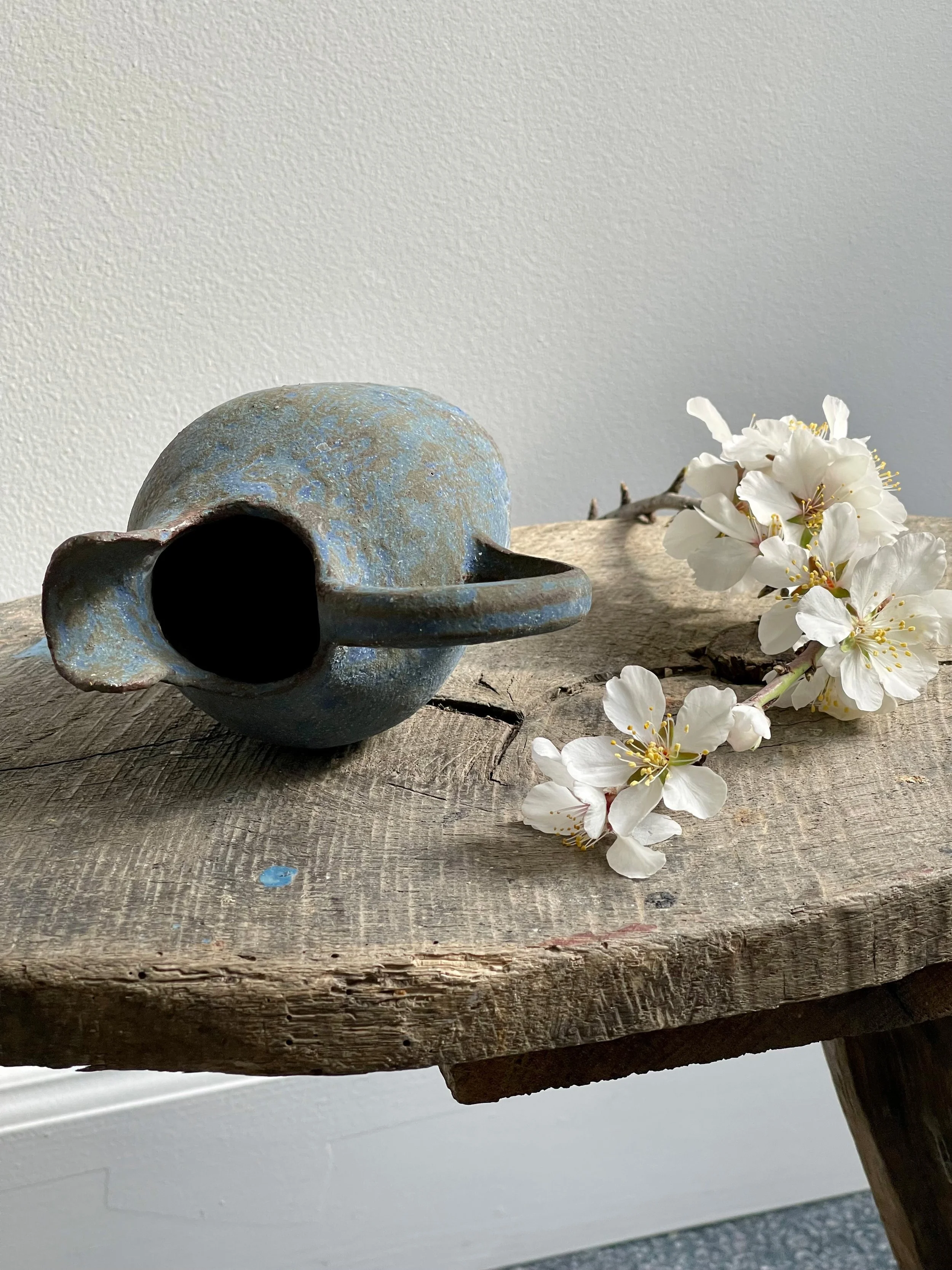 TropheeMacocotte-CraftGallery-Paris-JapaneseCeramics-SBluePitcher1_6.jpg