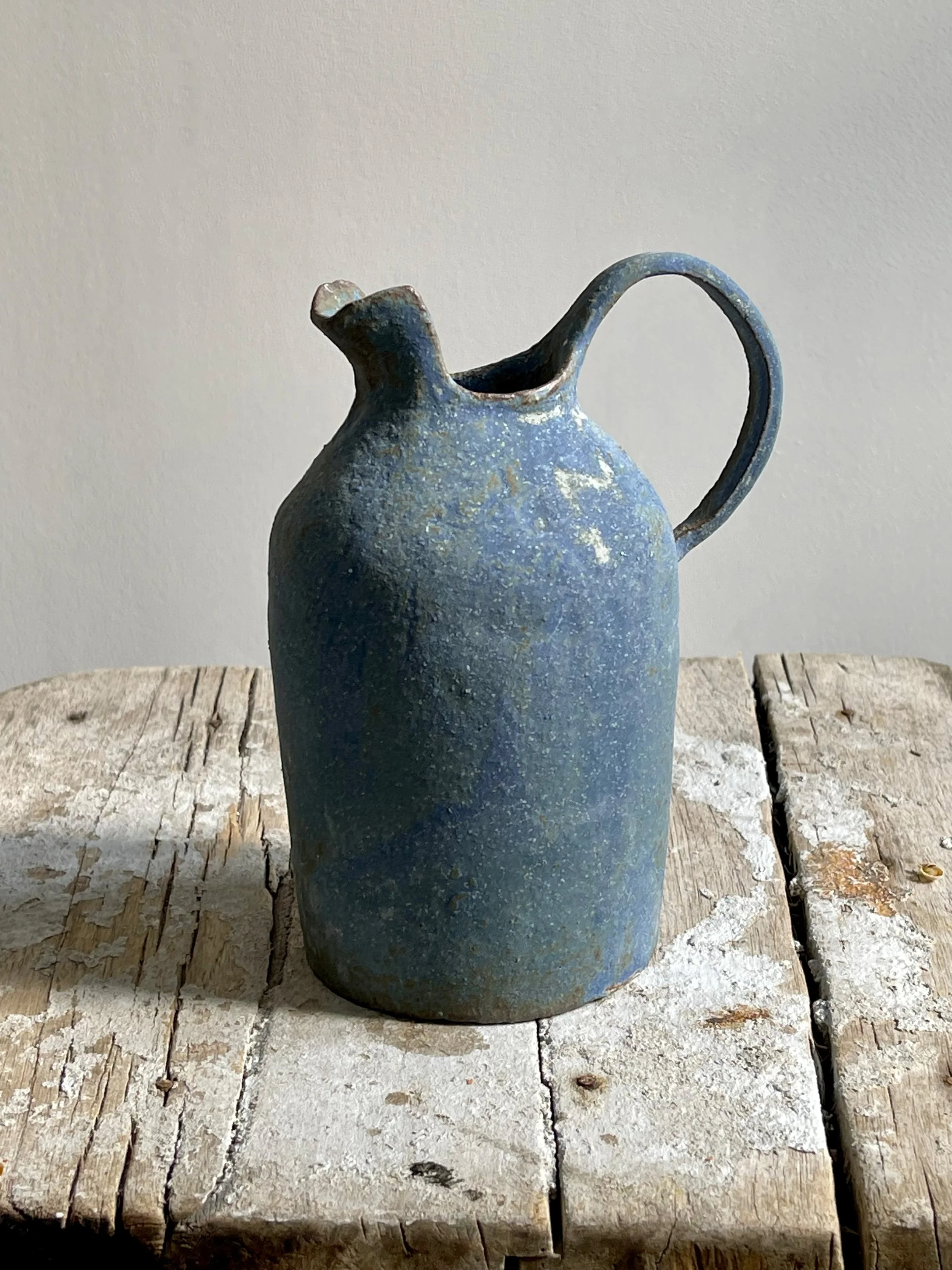 TropheeMacocotte-CraftGallery-Paris-JapaneseCeramics-MBluePitcher1_3.jpg