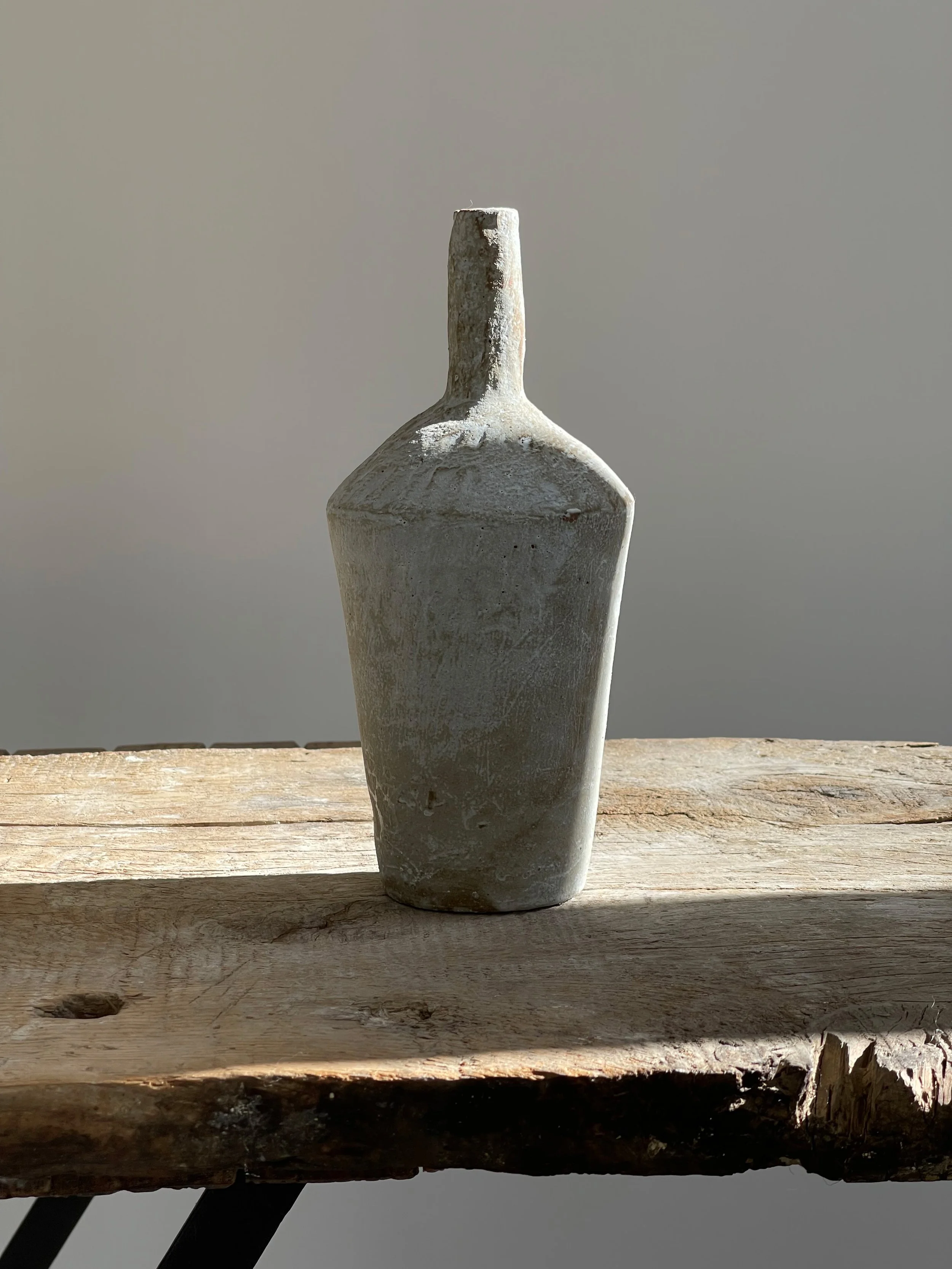 TropheeMacocotte-CraftGallery-Paris-JapaneseCeramics-XLOffWhiteBottle1_3.jpg