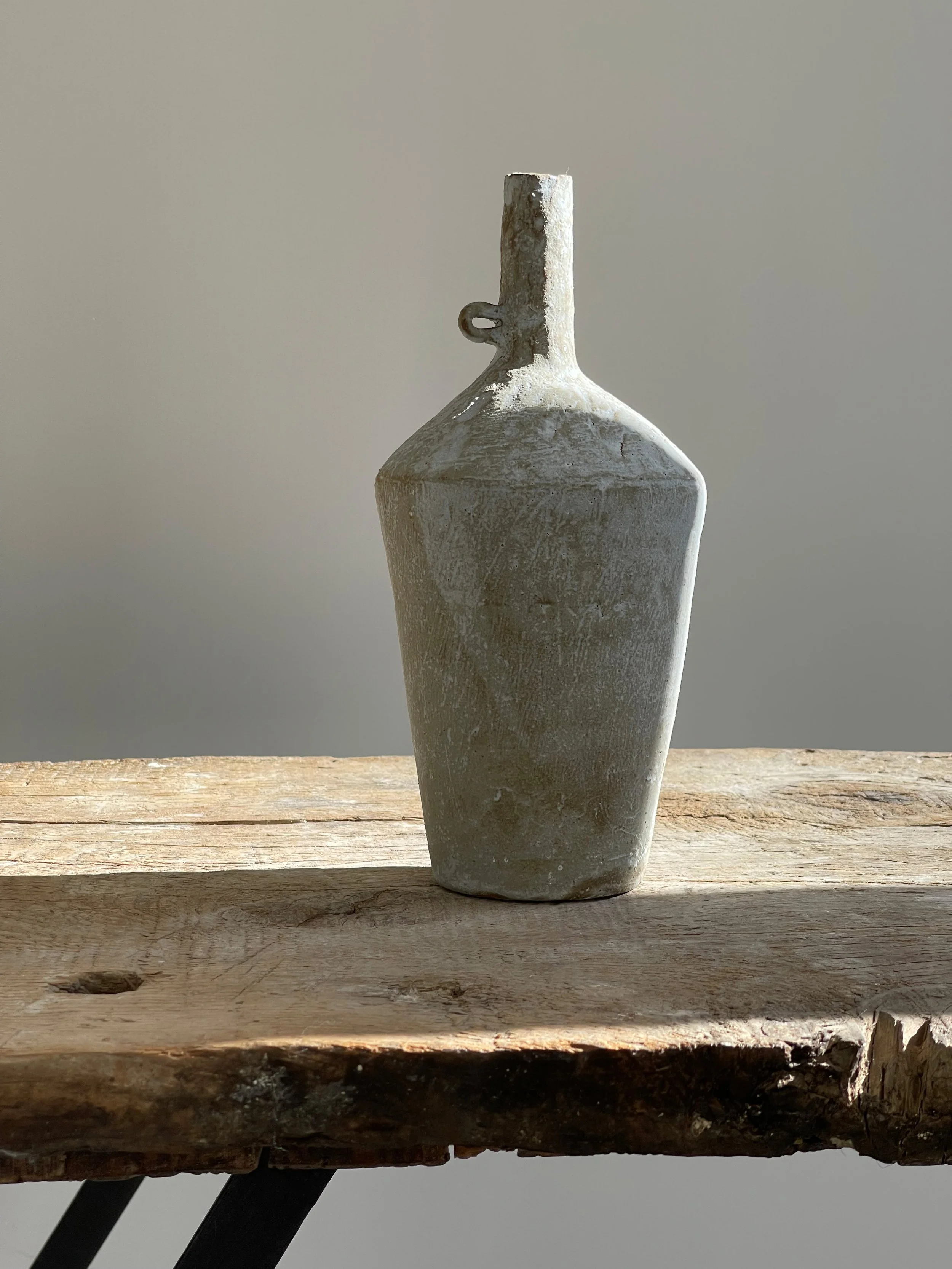TropheeMacocotte-CraftGallery-Paris-JapaneseCeramics-XLOffWhiteBottle1_1.jpg