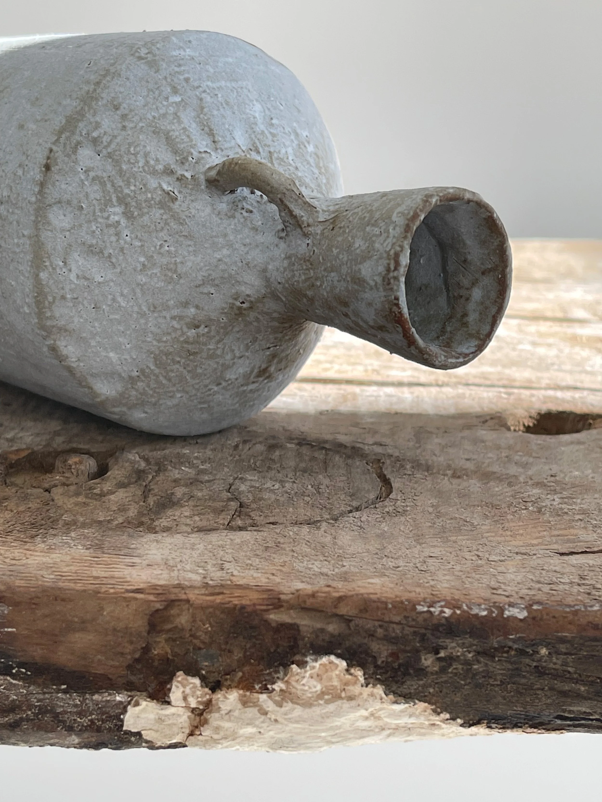 TropheeMacocotte-CraftGallery-Paris-JapaneseCeramics-LOff-WhiteBottle1_3.jpg
