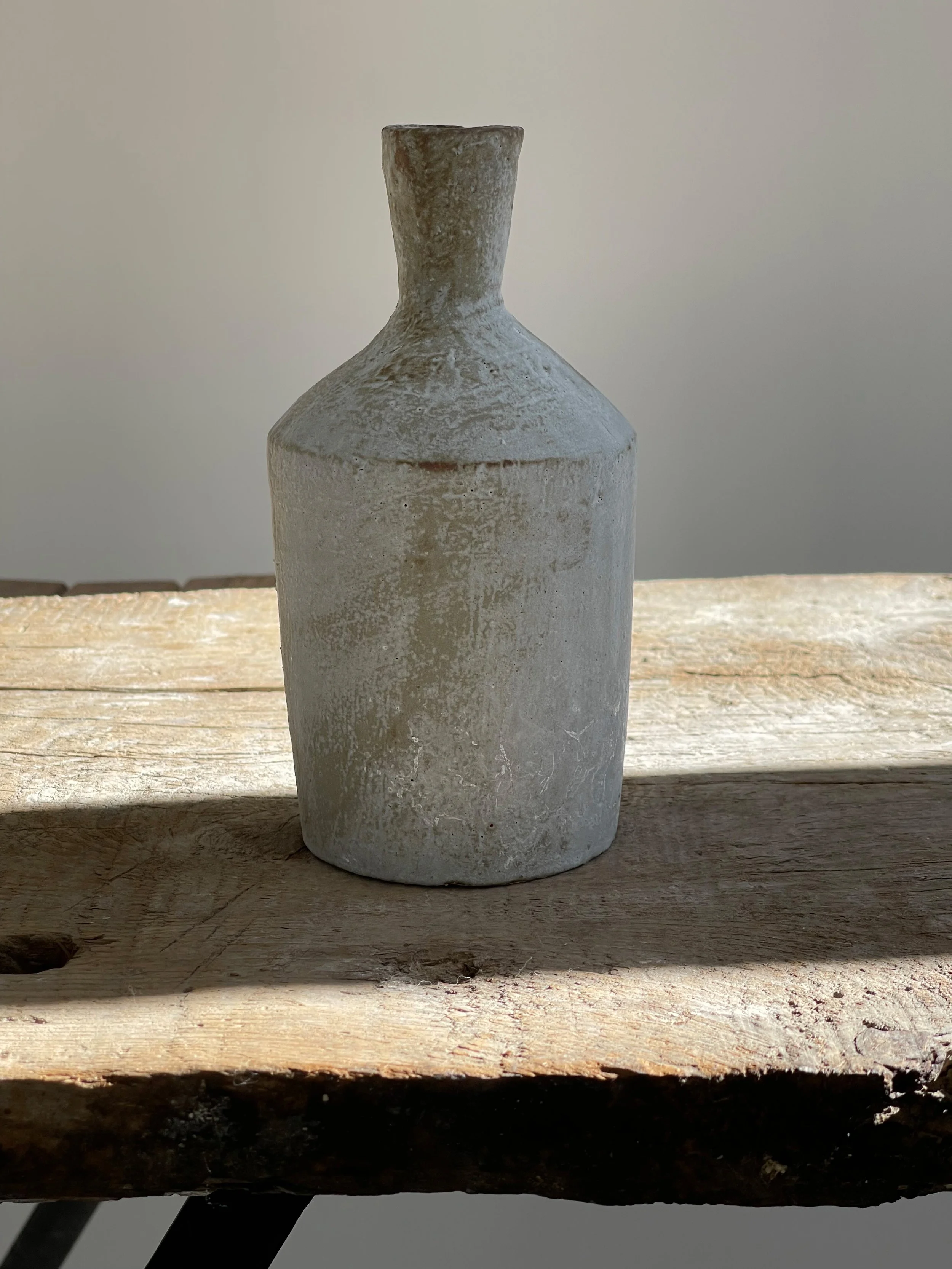 TropheeMacocotte-CraftGallery-Paris-JapaneseCeramics-LOff-WhiteBottle1_2.jpg