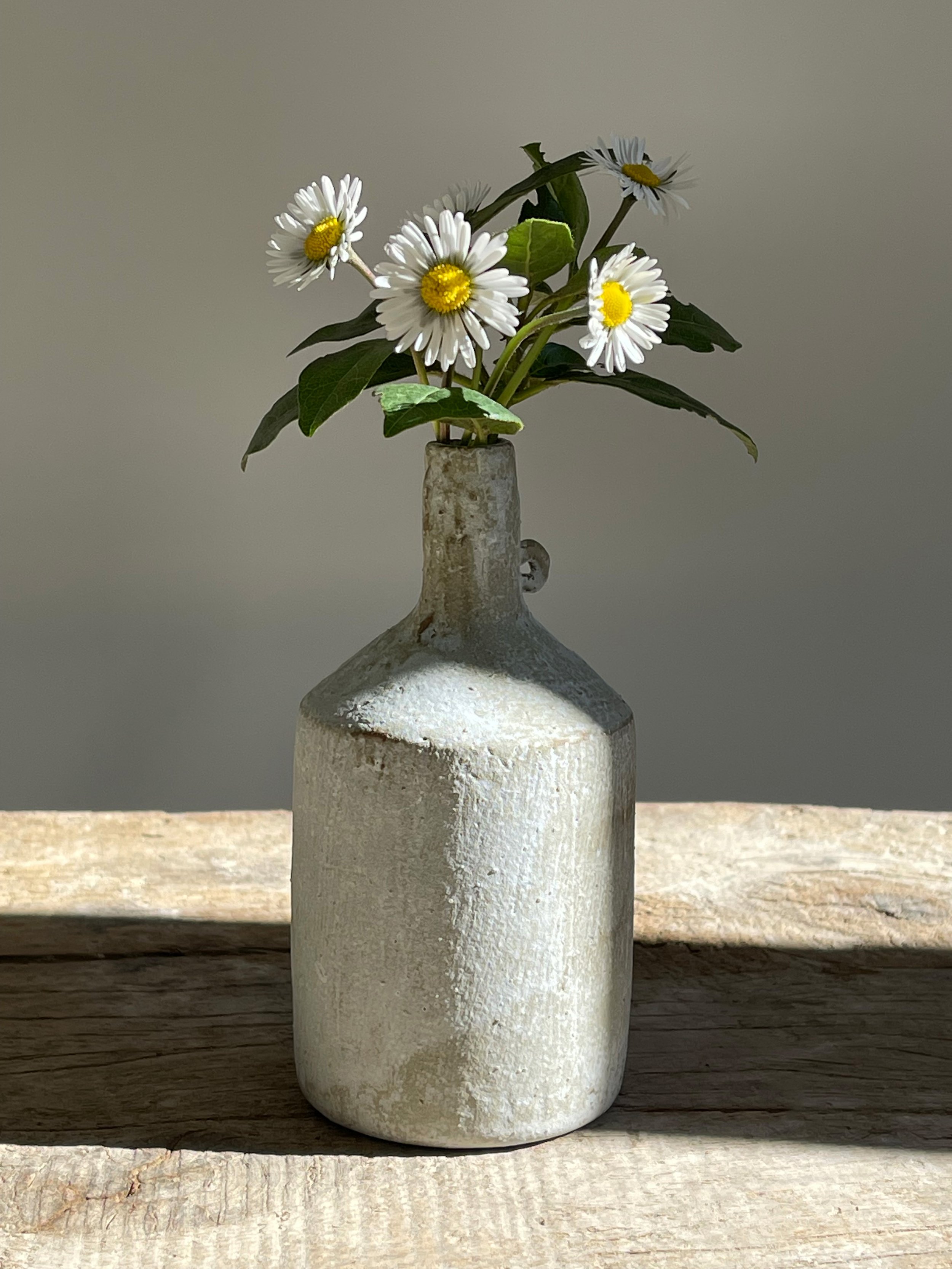 TropheeMacocotte-CraftGallery-Paris-JapaneseCeramics-LOff-WhiteBottle3_2.jpg