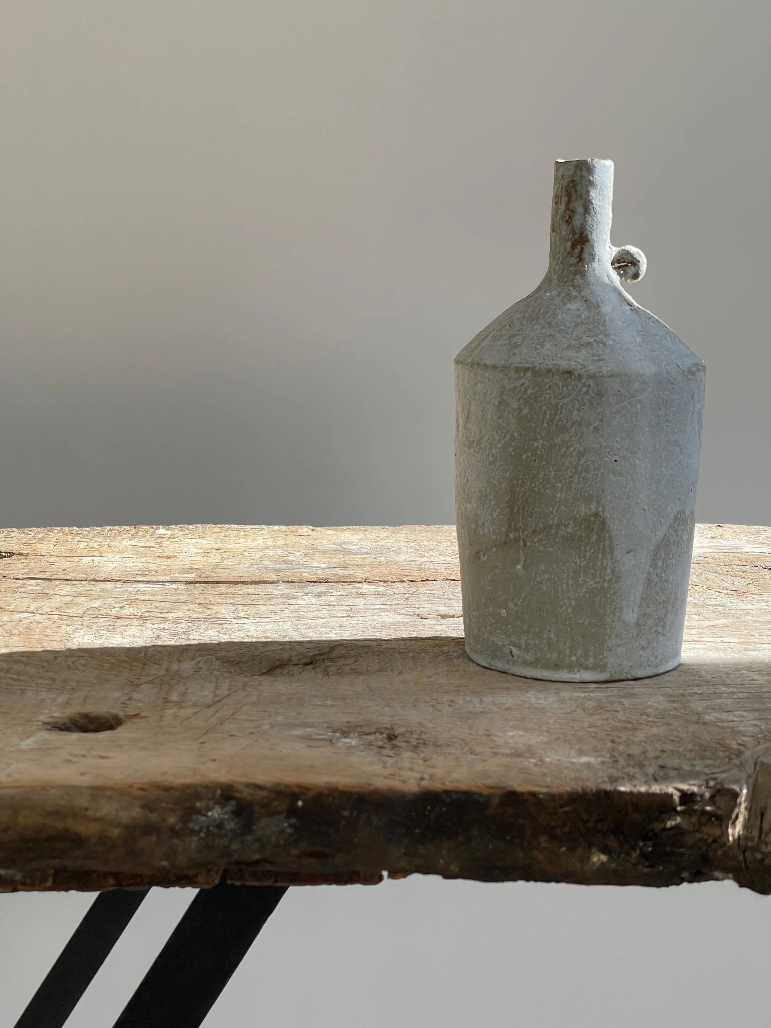 TropheeMacocotte-CraftGallery-Paris-JapaneseCeramics-LOff-WhiteBottle3_1.jpg