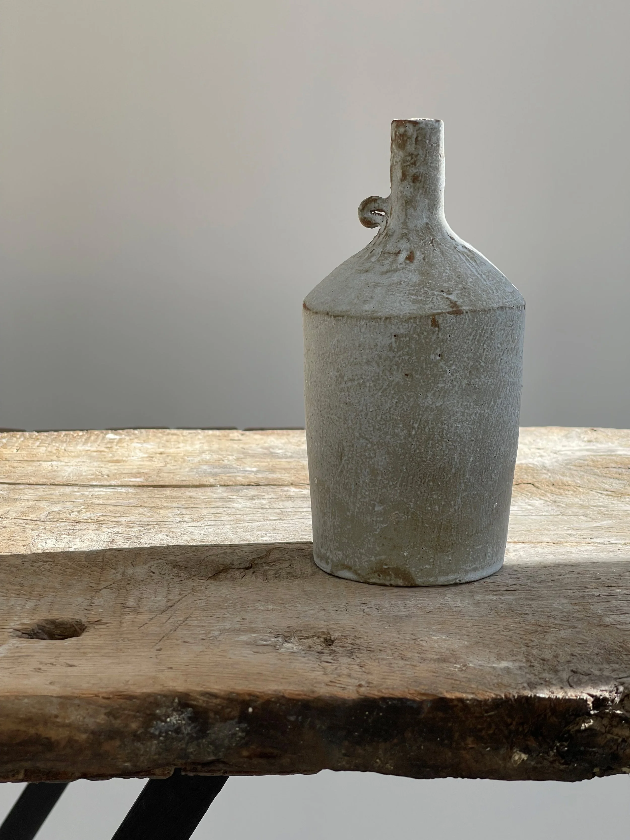 TropheeMacocotte-CraftGallery-Paris-JapaneseCeramics-LOff-WhiteBottle3_4.jpg