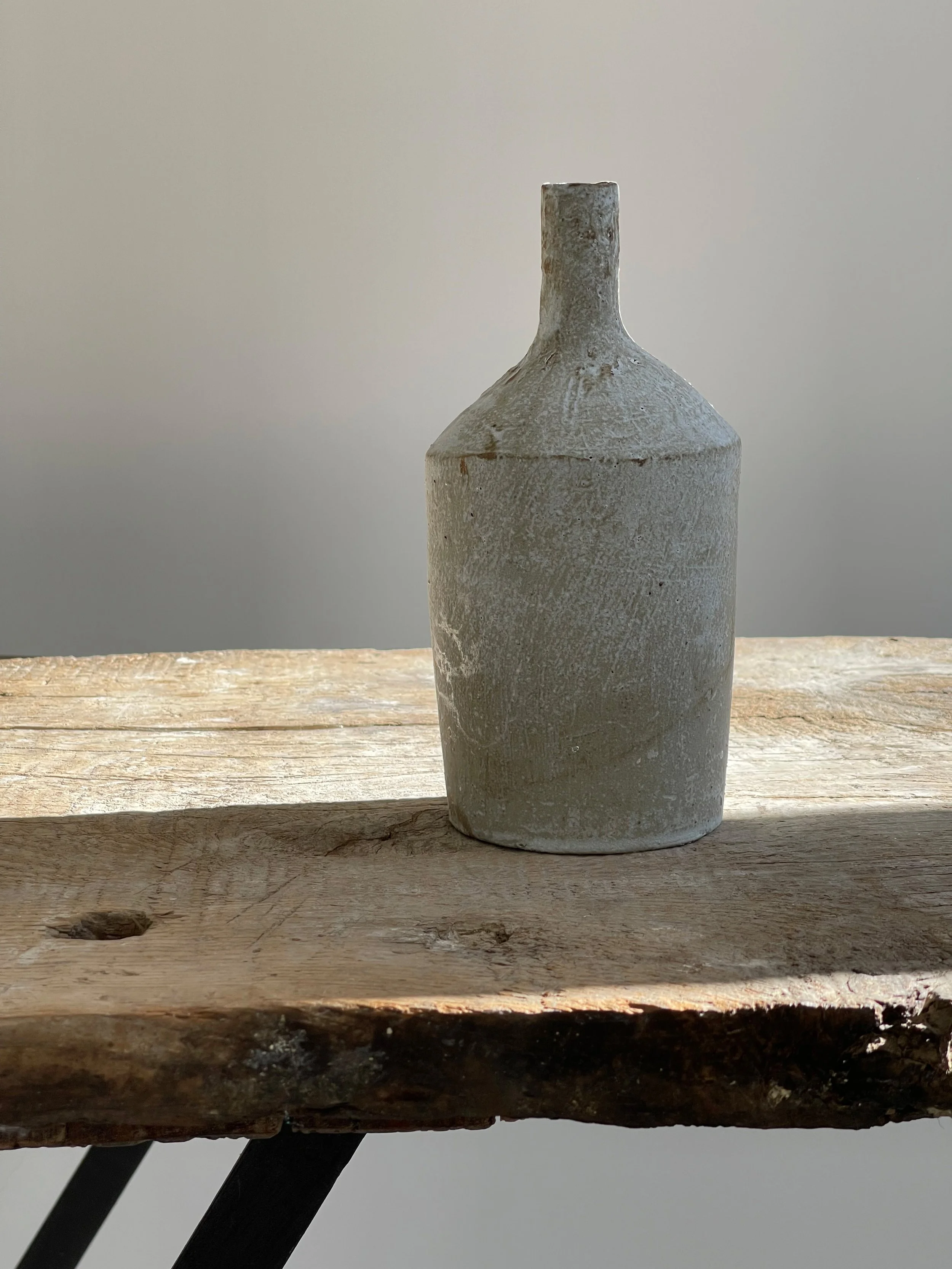 TropheeMacocotte-CraftGallery-Paris-JapaneseCeramics-LOff-WhiteBottle3_3.jpg