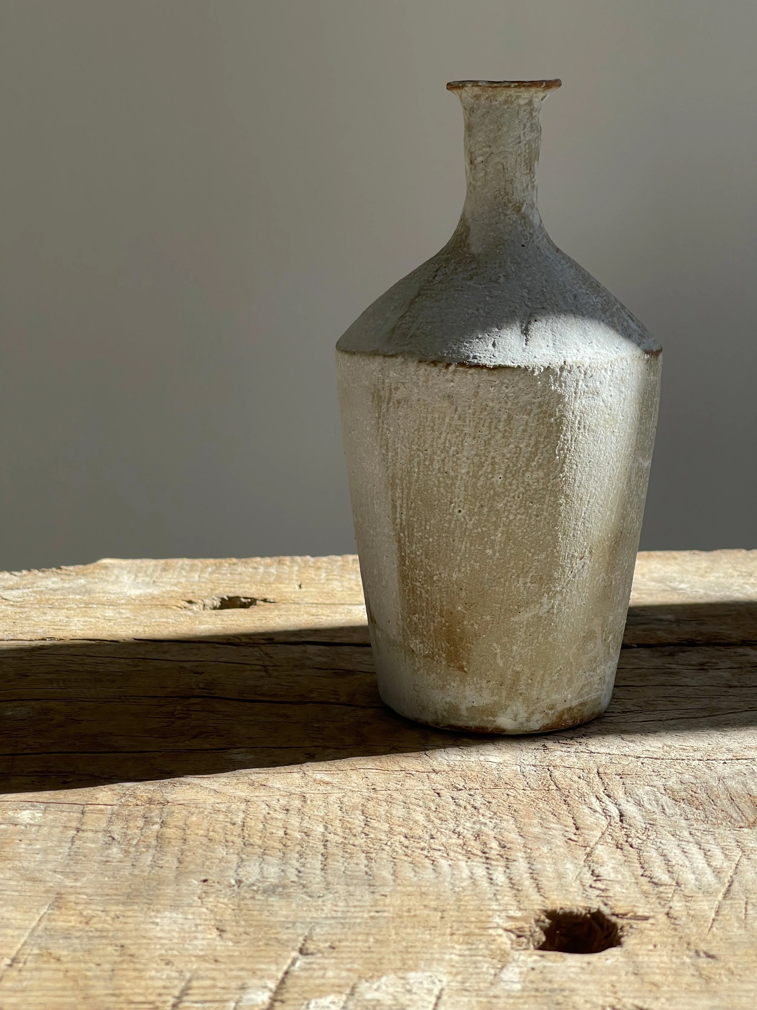 TropheeMacocotte-CraftGallery-Paris-JapaneseCeramics-LOffWhiteBottle5_3.jpg