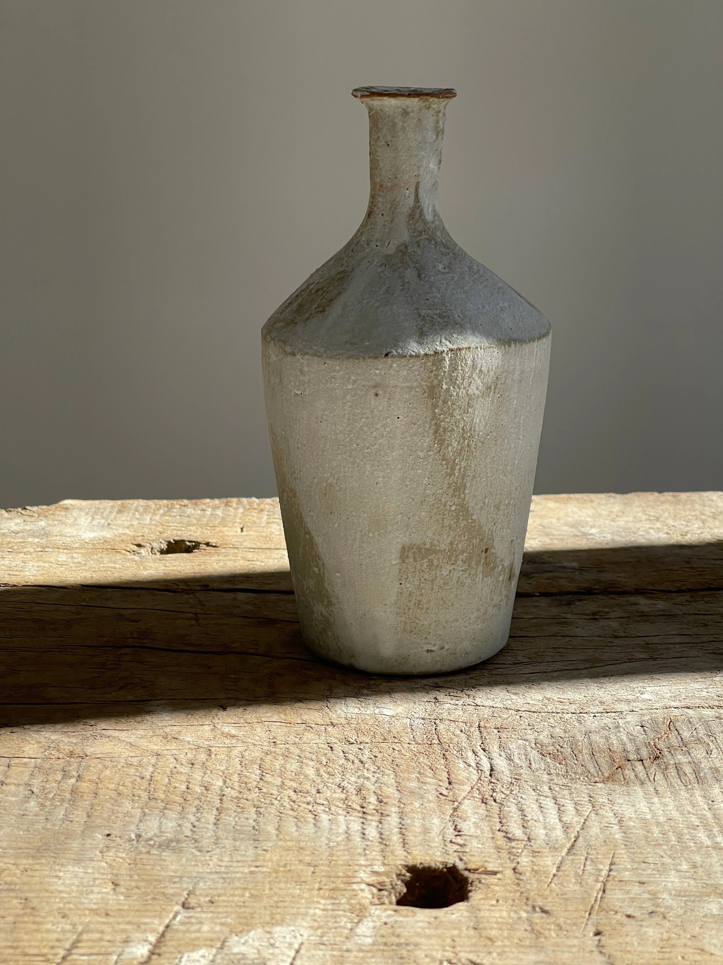 TropheeMacocotte-CraftGallery-Paris-JapaneseCeramics-LOffWhiteBottle5_7.jpg