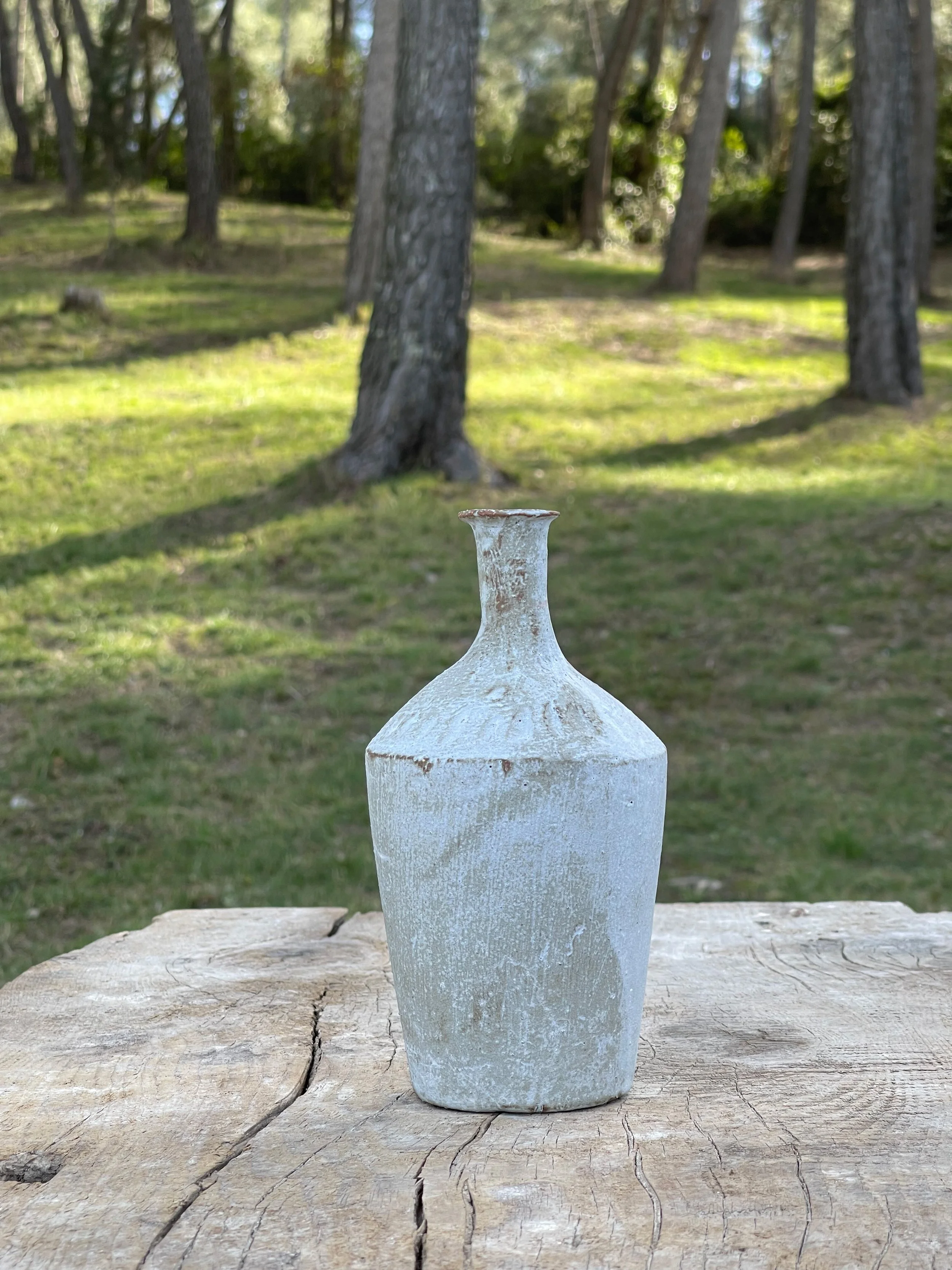 TropheeMacocotte-CraftGallery-Paris-JapaneseCeramics-LOffWhiteBottle5_4.jpg