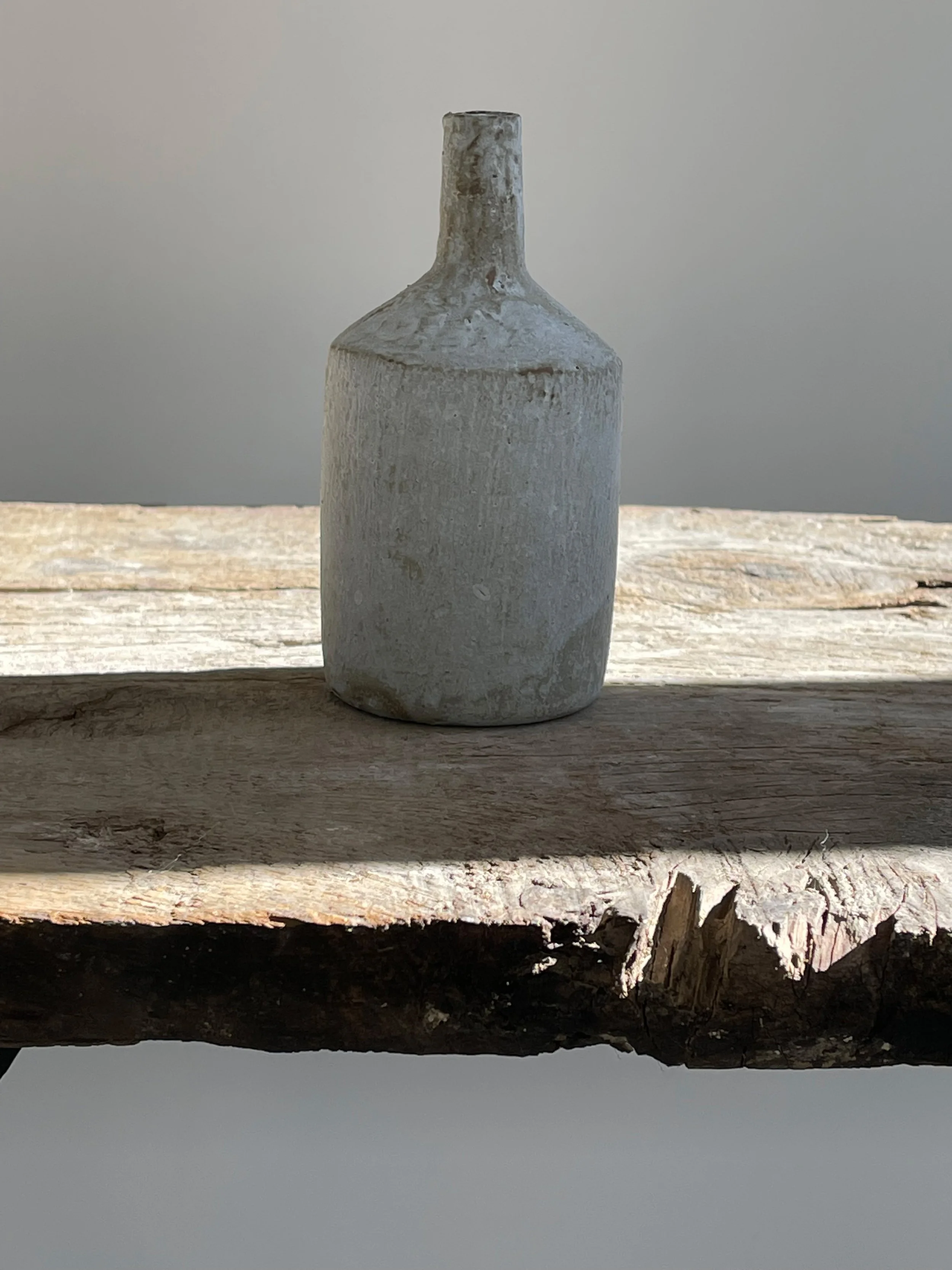 TropheeMacocotte-CraftGallery-Paris-JapaneseCeramics-MOffWhiteBottle1_4.jpg