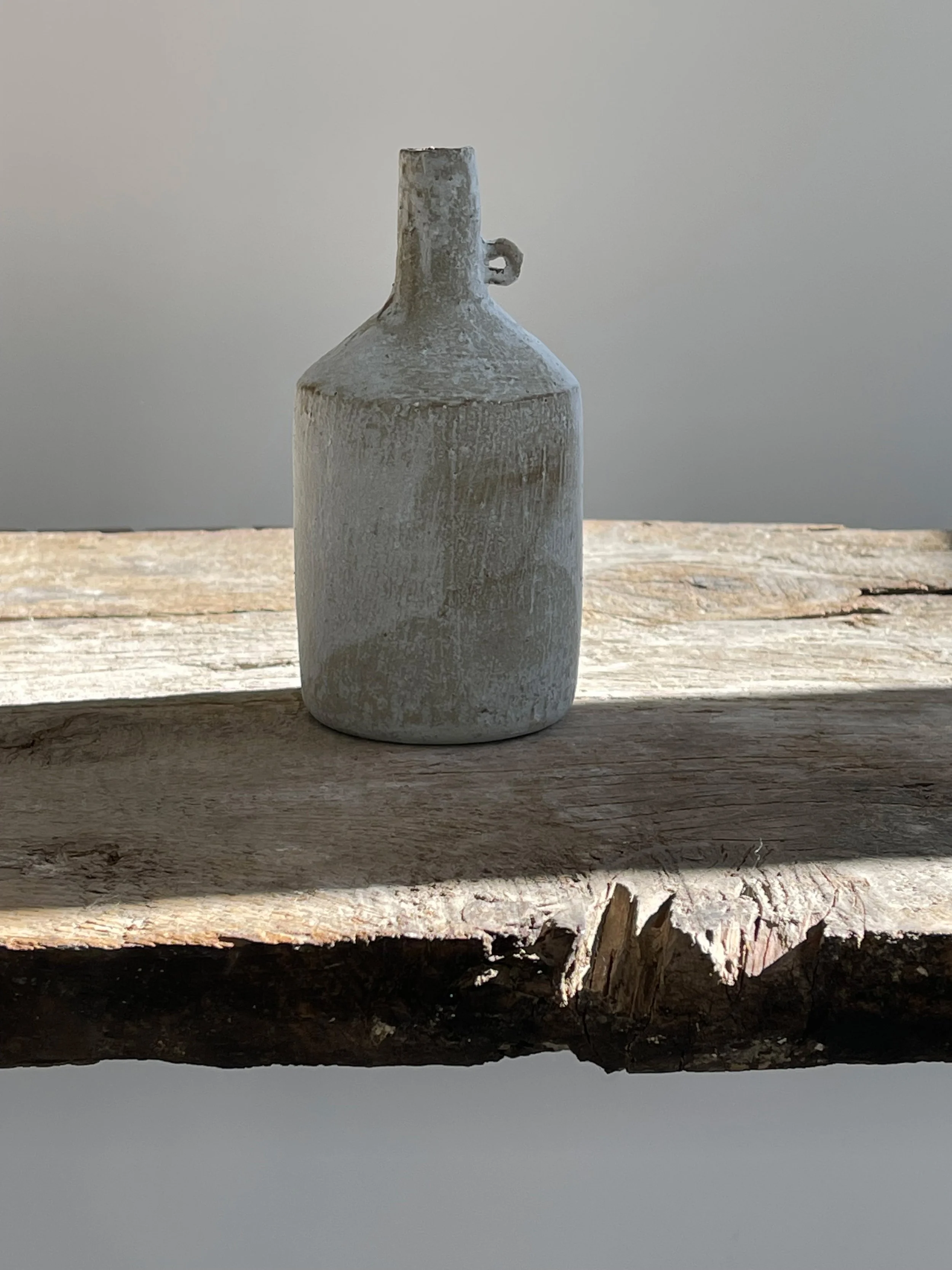 TropheeMacocotte-CraftGallery-Paris-JapaneseCeramics-MOffWhiteBottle1_1.jpg