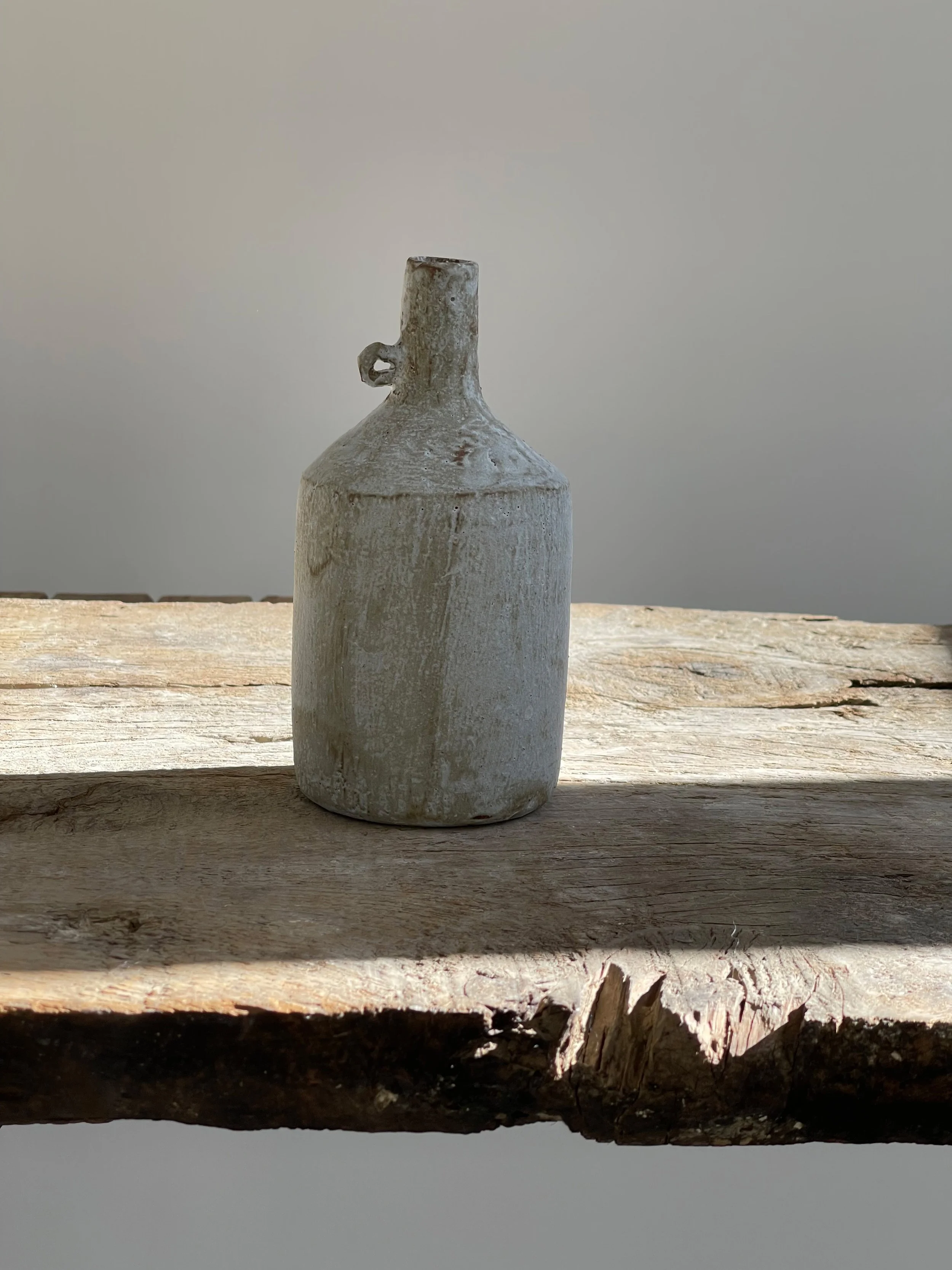TropheeMacocotte-CraftGallery-Paris-JapaneseCeramics-MOffWhiteBottle1_5.jpg