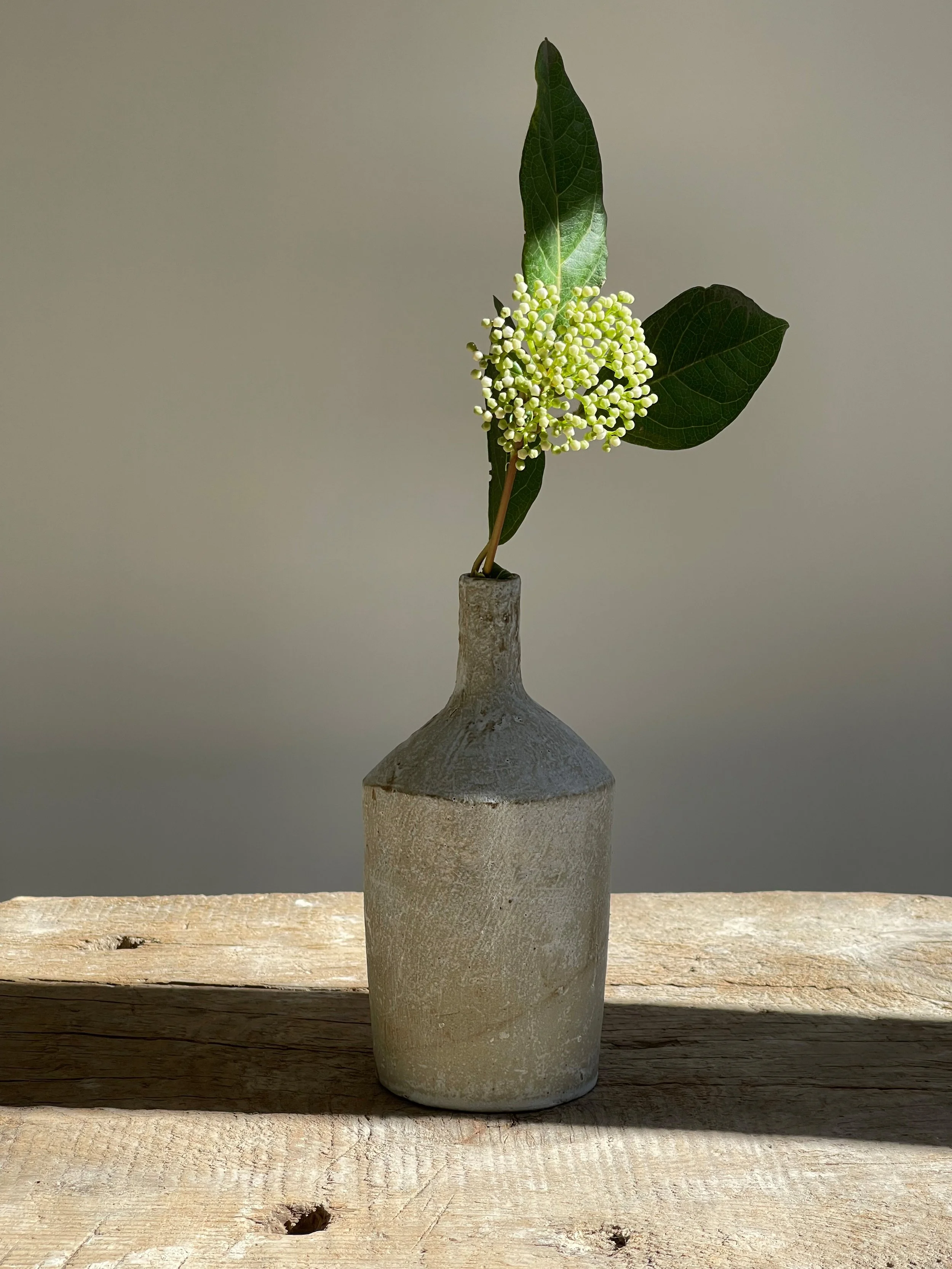 TropheeMacocotte-CraftGallery-Paris-JapaneseCeramics-MOffWhiteBottle1_3.jpg