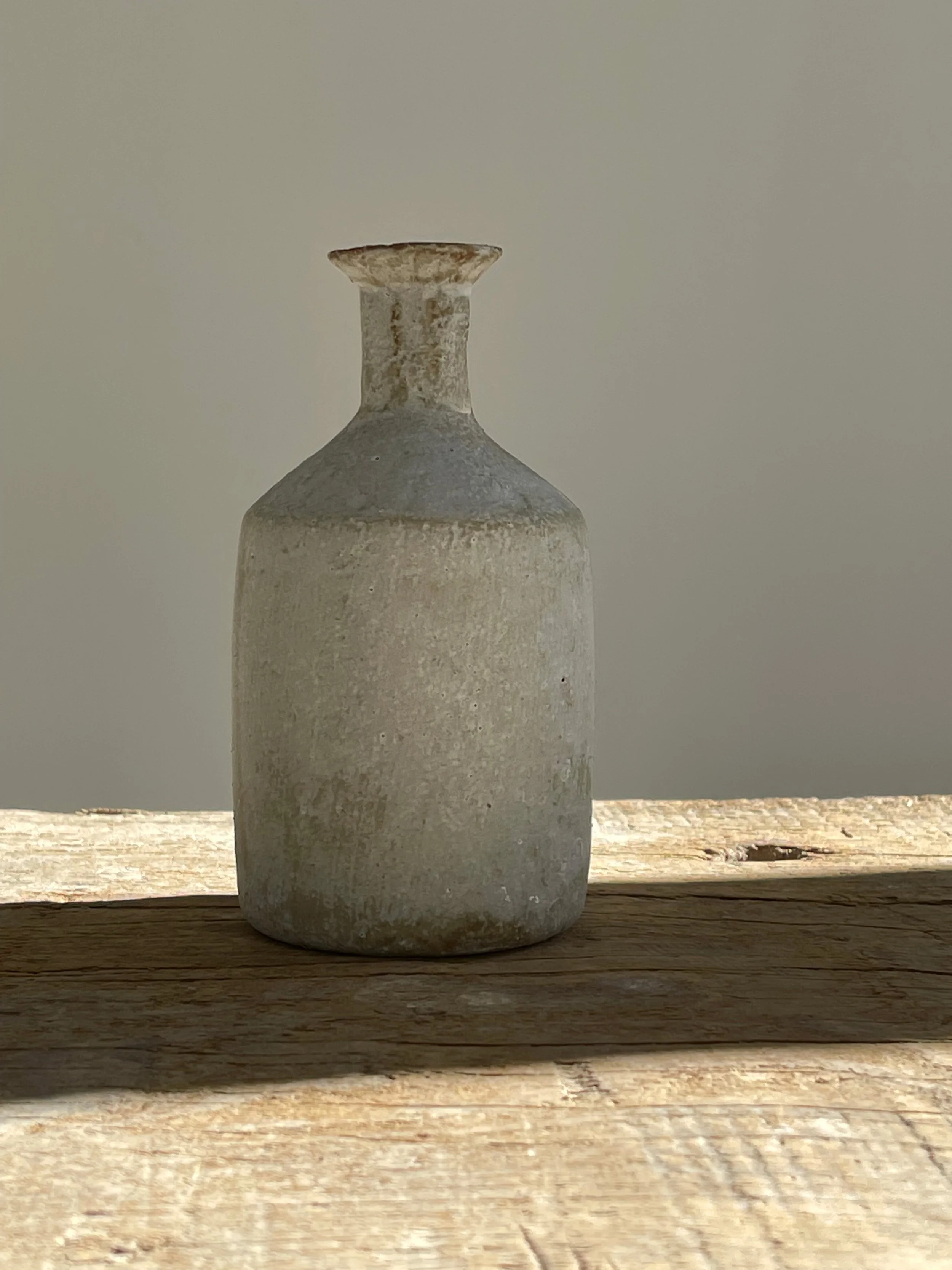 TropheeMacocotte-CraftGallery-Paris-JapaneseCeramics-MOffWhiteBottle4_1.jpg