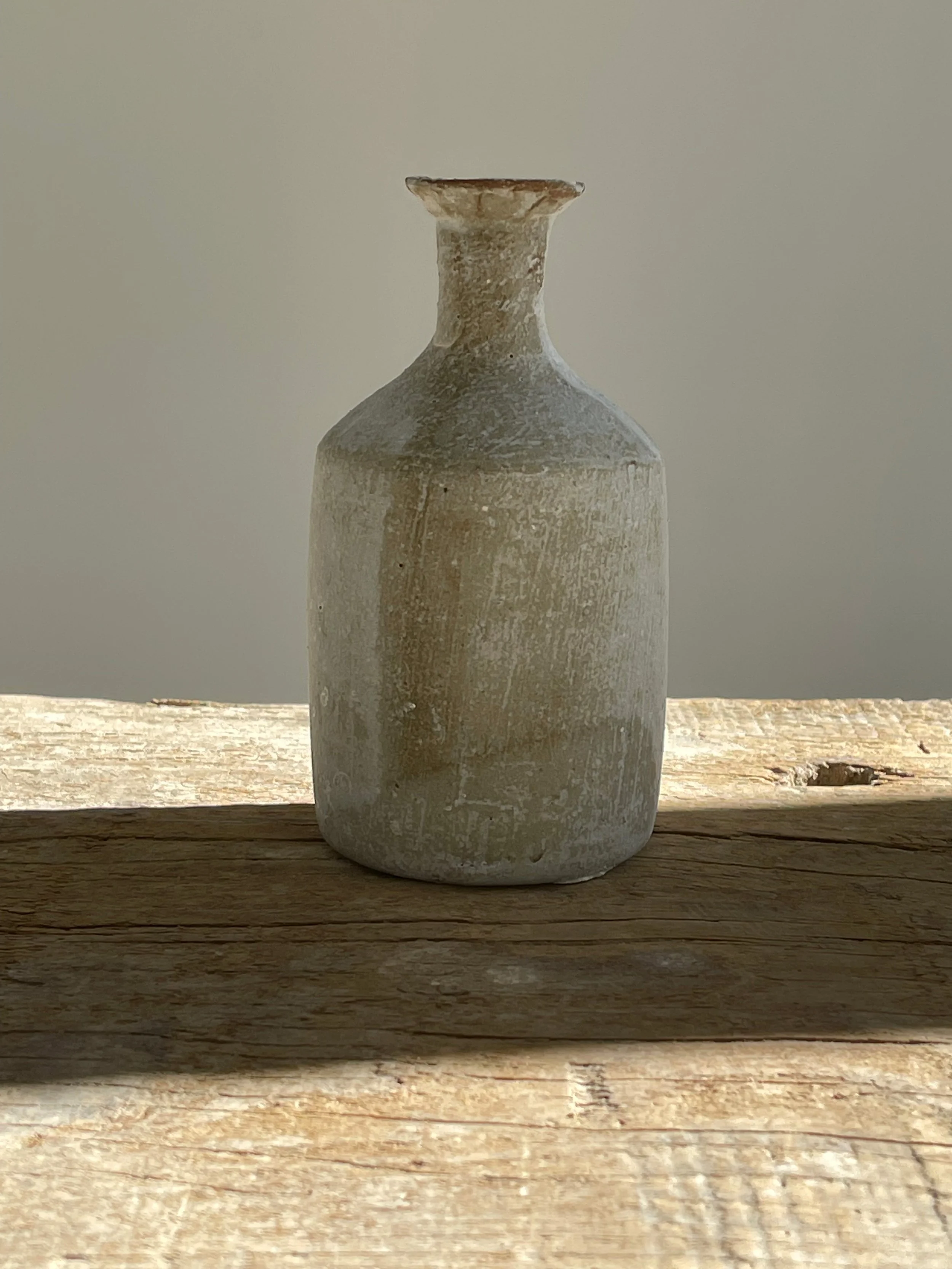 TropheeMacocotte-CraftGallery-Paris-JapaneseCeramics-MOffWhiteBottle4_4.jpg