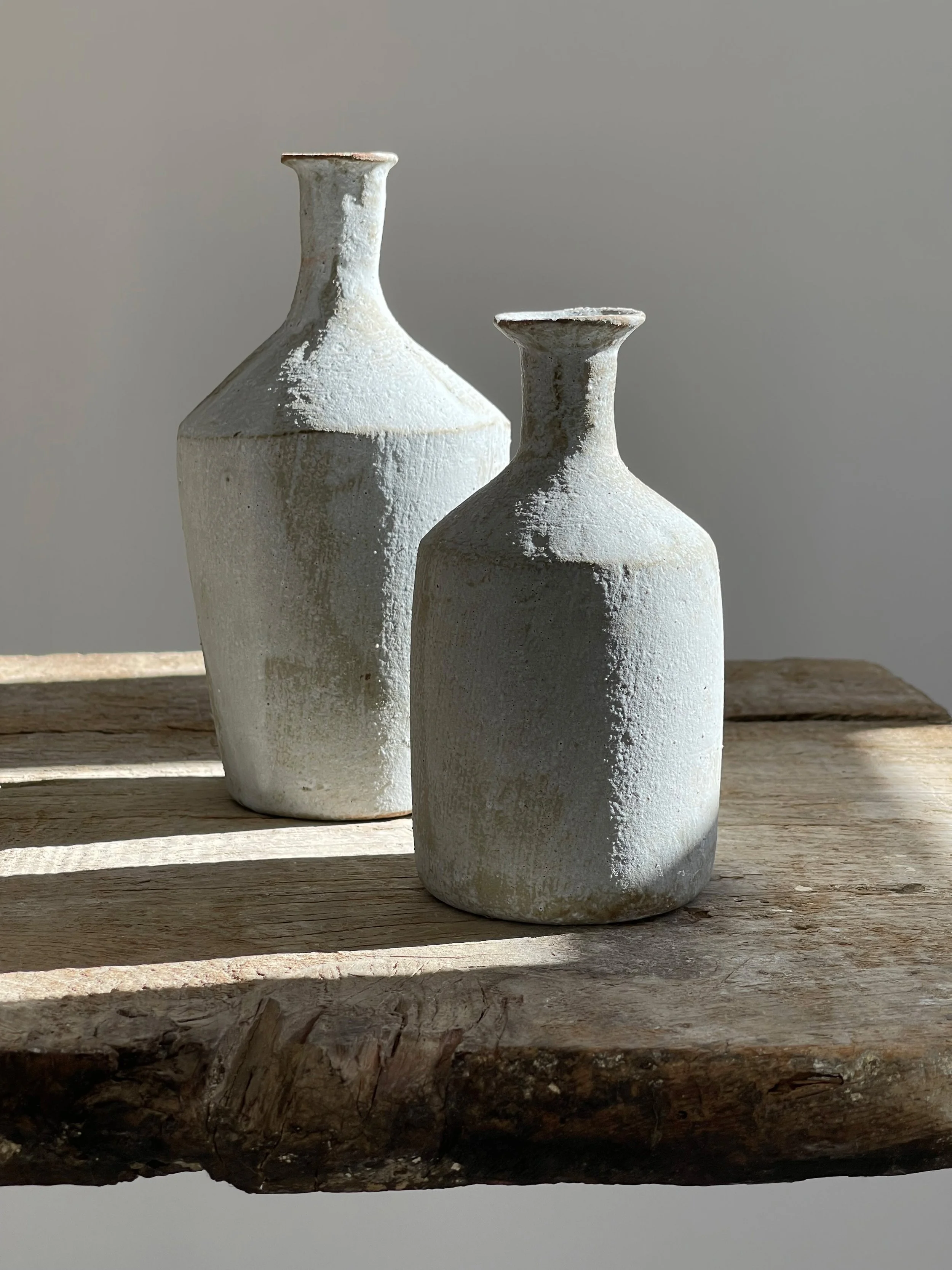 TropheeMacocotte-CraftGallery-Paris-JapaneseCeramics-MOffWhiteBottle4_3.jpg