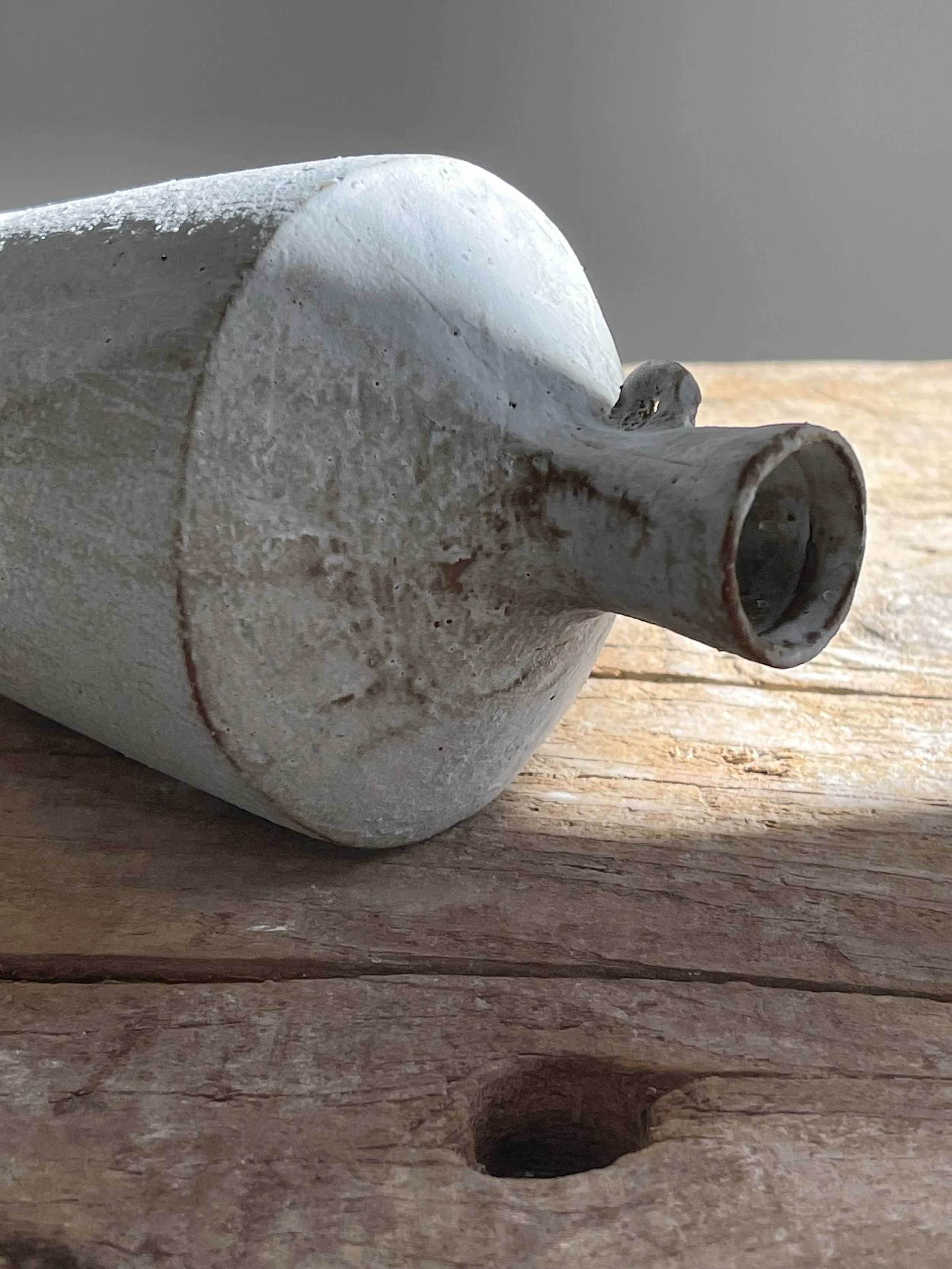 TropheeMacocotte-CraftGallery-Paris-JapaneseCeramics-MOffWhiteBottle6_3.jpg