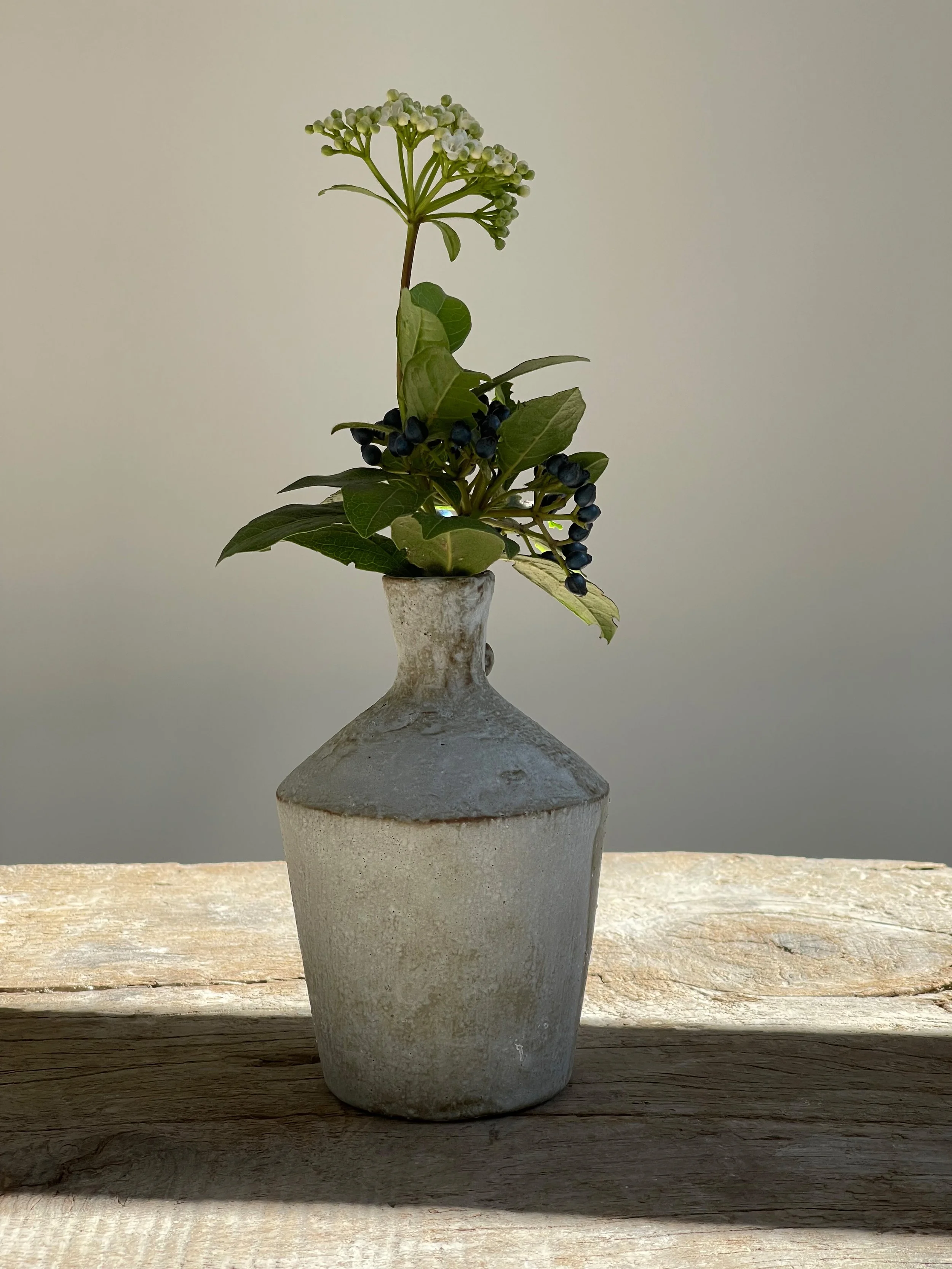 TropheeMacocotte-CraftGallery-Paris-JapaneseCeramics-MOffWhiteBottle6_2.jpg