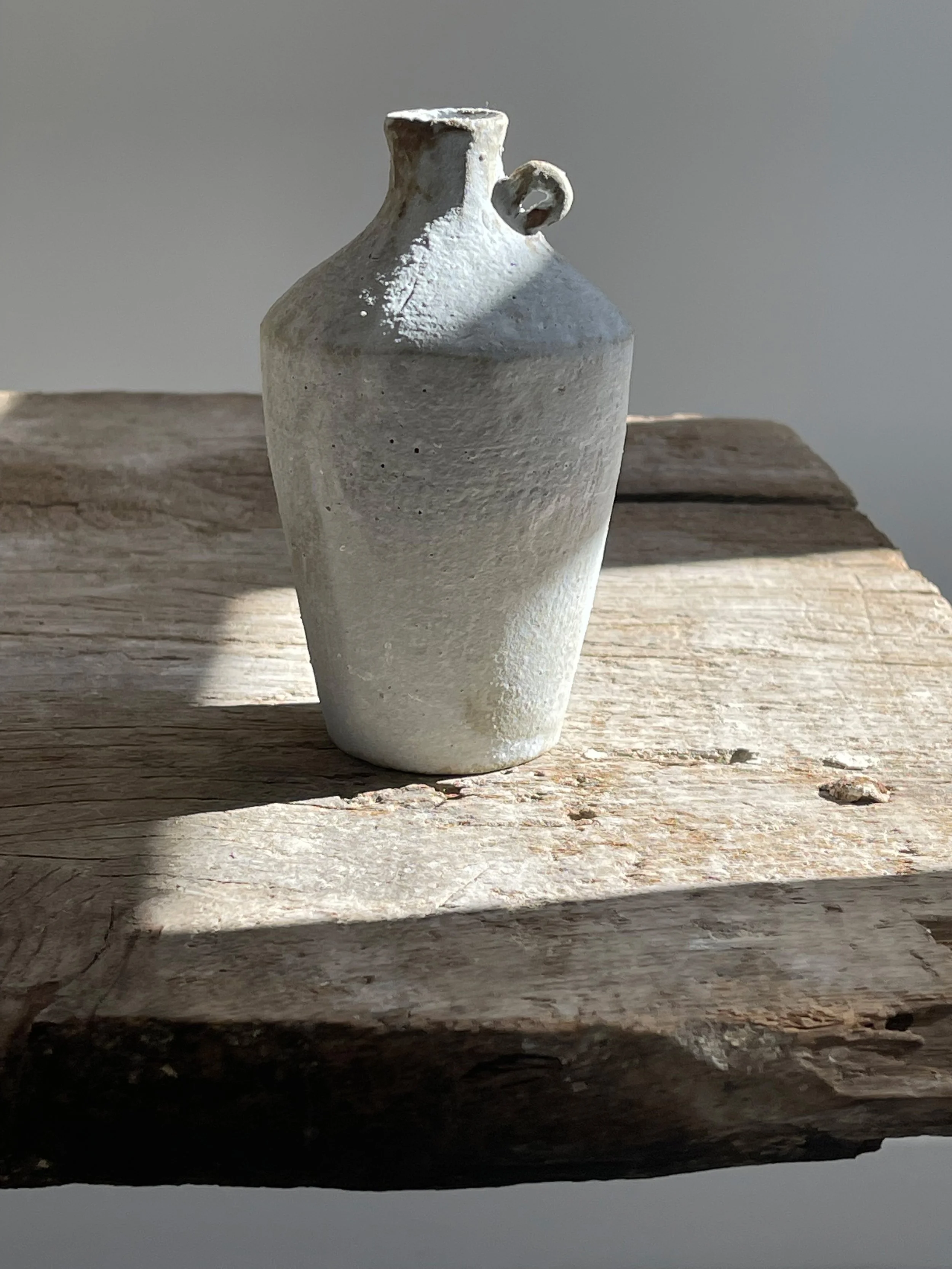 TropheeMacocotte-CraftGallery-Paris-JapaneseCeramics-SOffWhiteBottle3_2.jpg