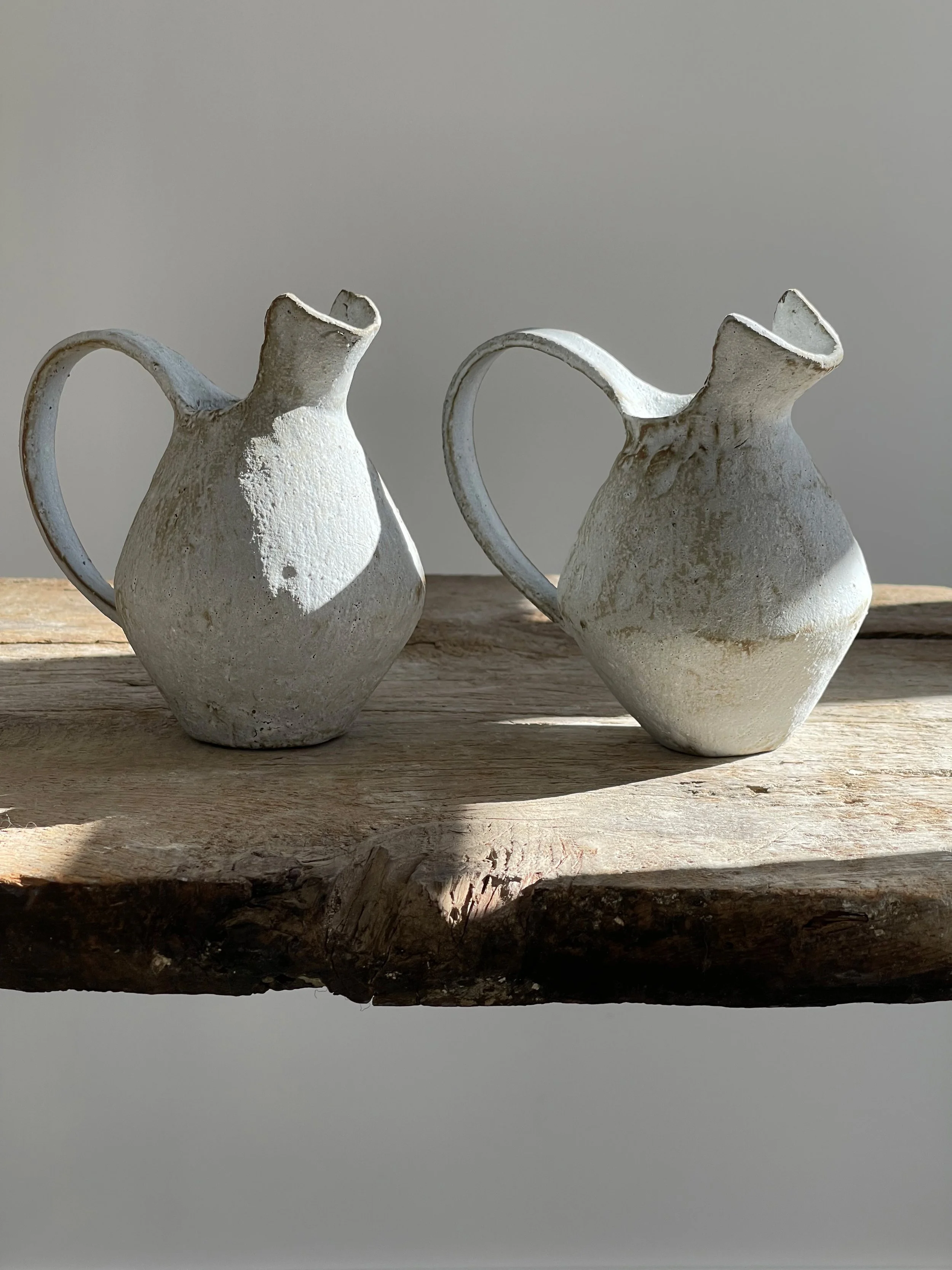 TropheeMacocotte-CraftGallery-Paris-JapaneseCeramics-Nobue-Ibaraki-MOffWhiteRoundPitcher1_3.jpg