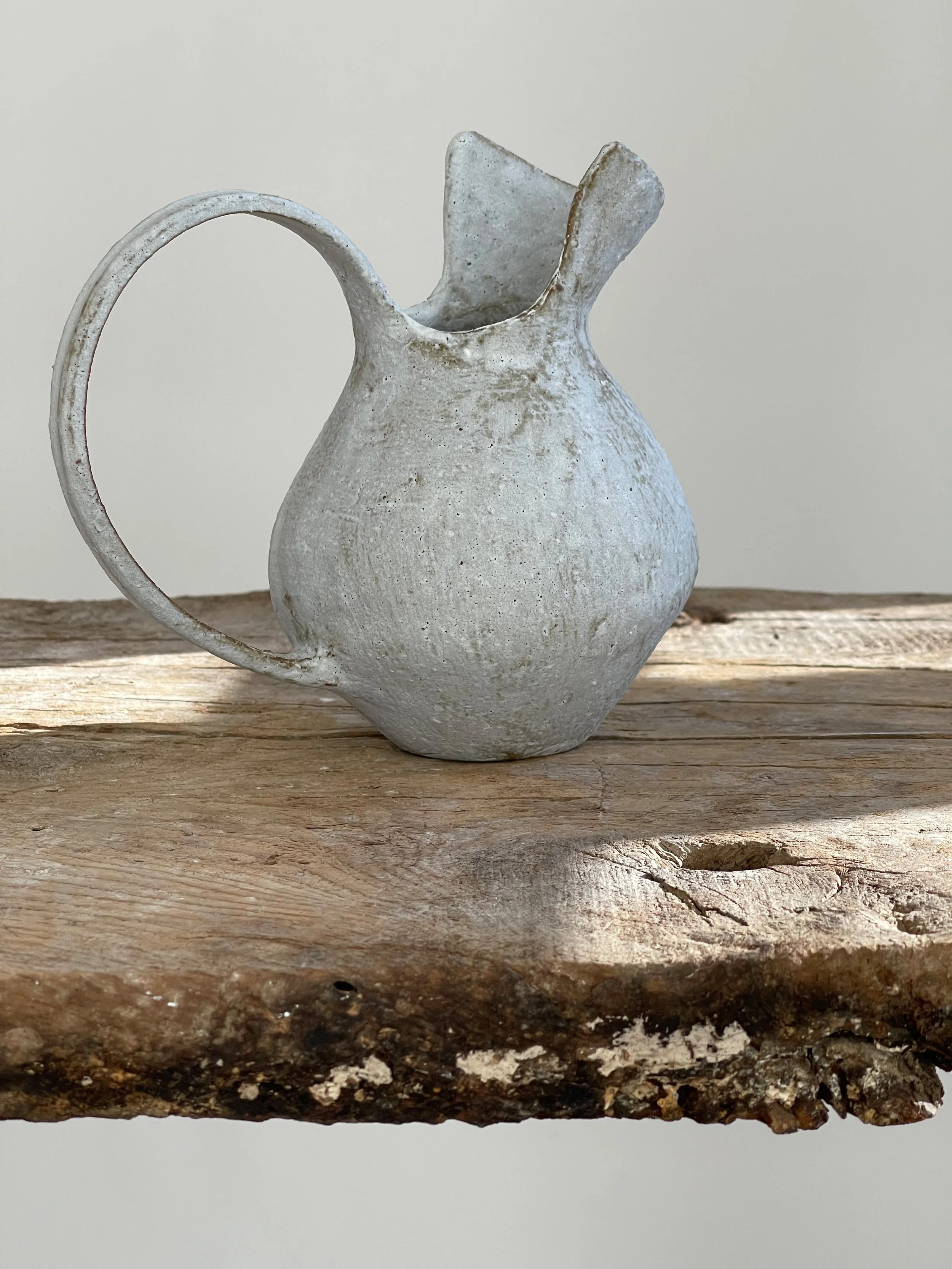 TropheeMacocotte-CraftGallery-Paris-JapaneseCeramics-Nobue-Ibaraki-MOffWhiteRoundPitcher1_4.jpg