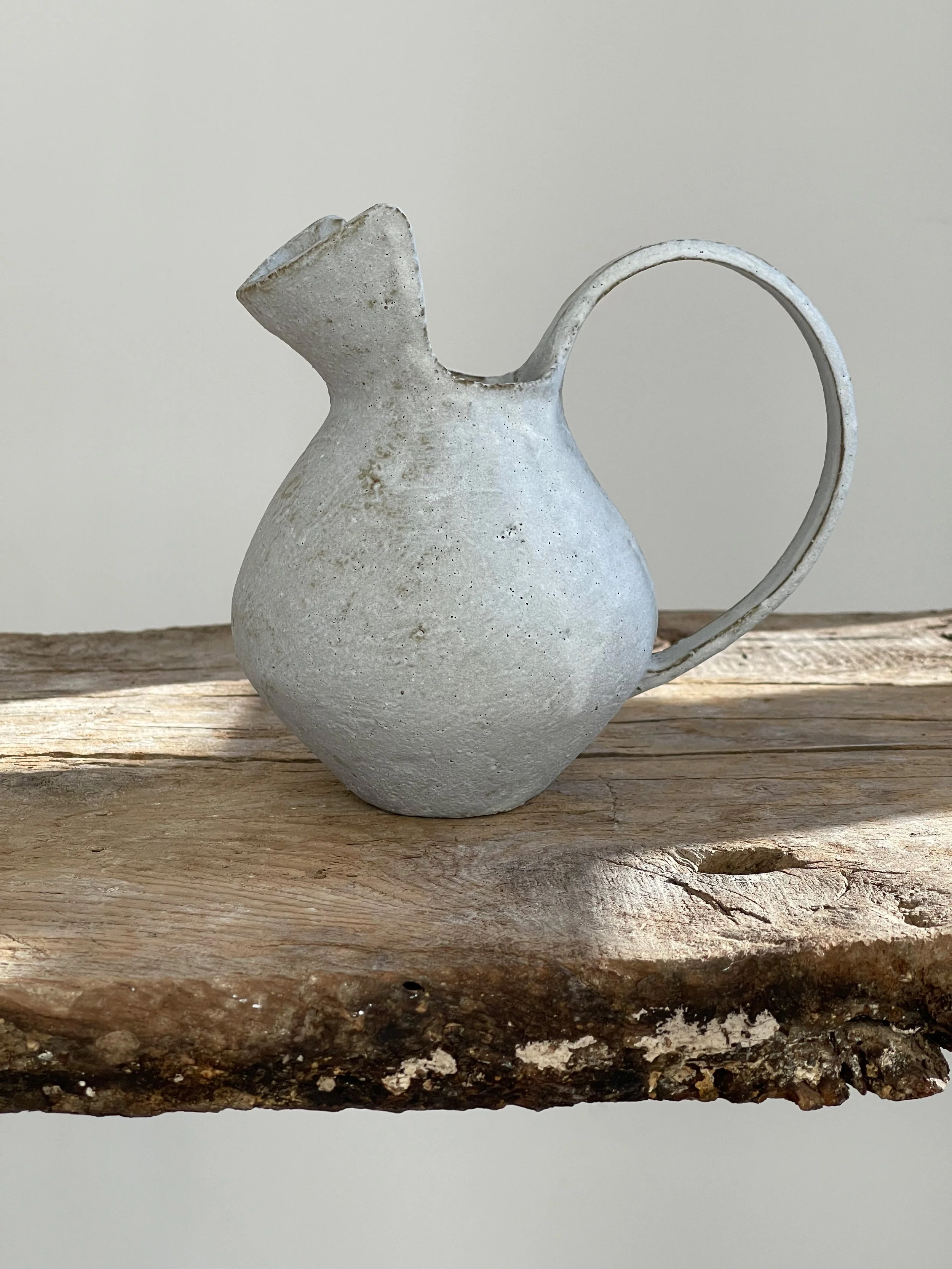 TropheeMacocotte-CraftGallery-Paris-JapaneseCeramics-Nobue-Ibaraki-MOffWhiteRoundPitcher1_1.jpg