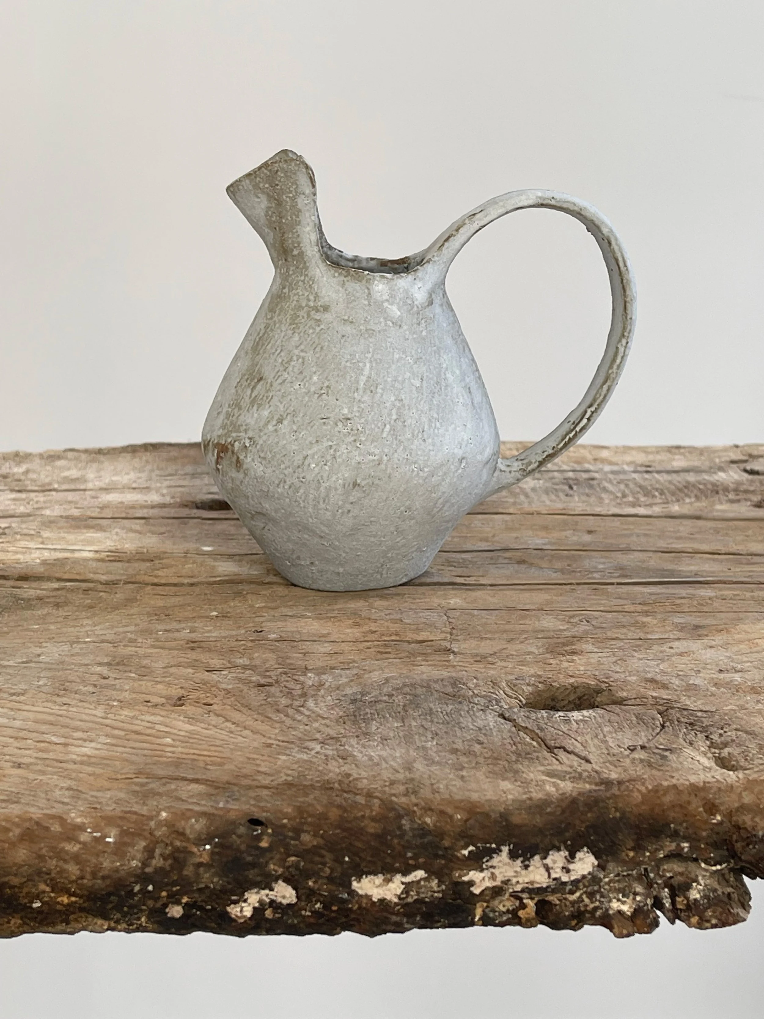 TropheeMacocotte-CraftGallery-Paris-JapaneseCeramics-Nobue-Ibaraki-SOffWhiteRoundPitcher2_2.jpg