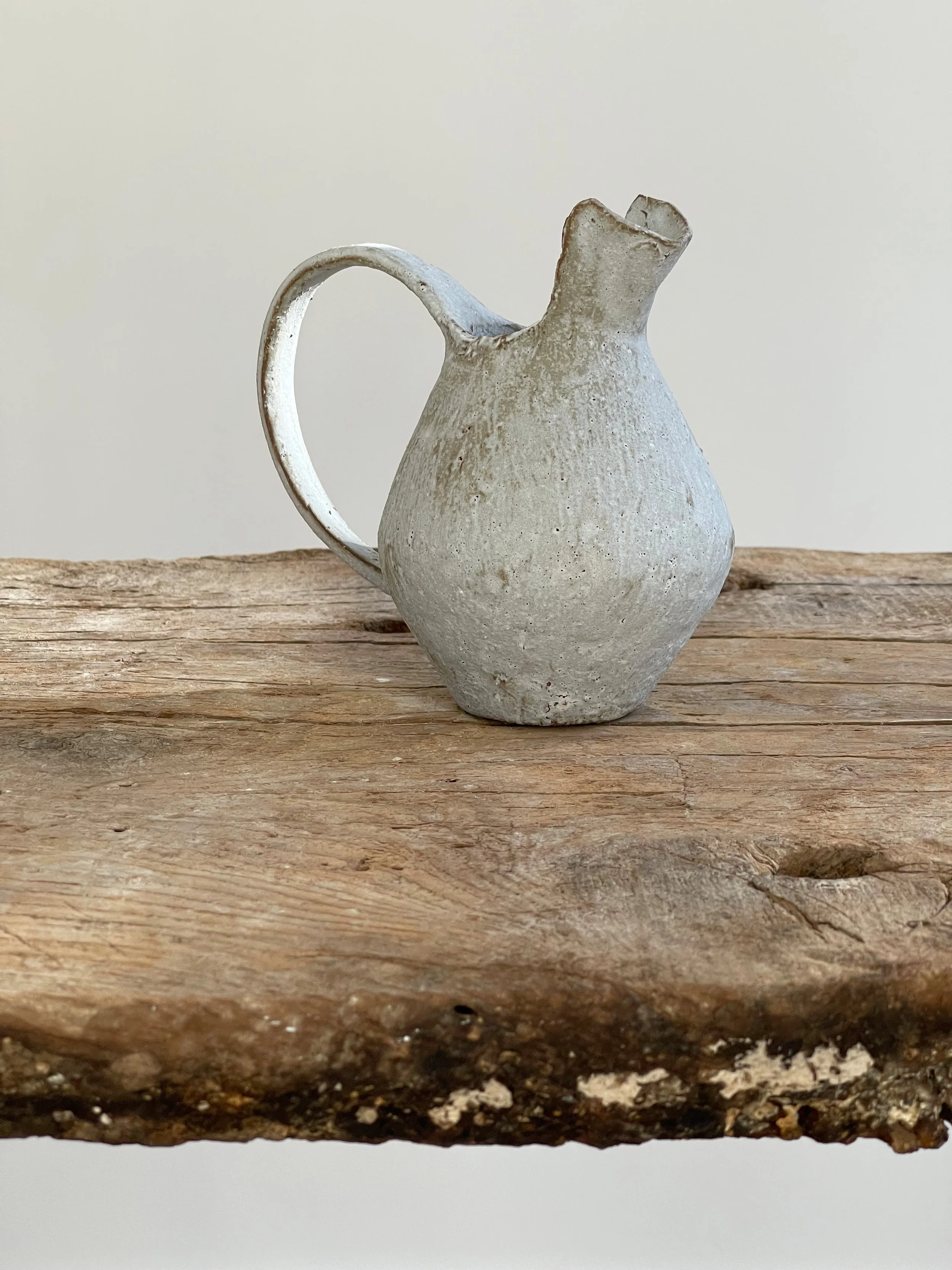 TropheeMacocotte-CraftGallery-Paris-JapaneseCeramics-Nobue-Ibaraki-SOffWhiteRoundPitcher2_3.jpg