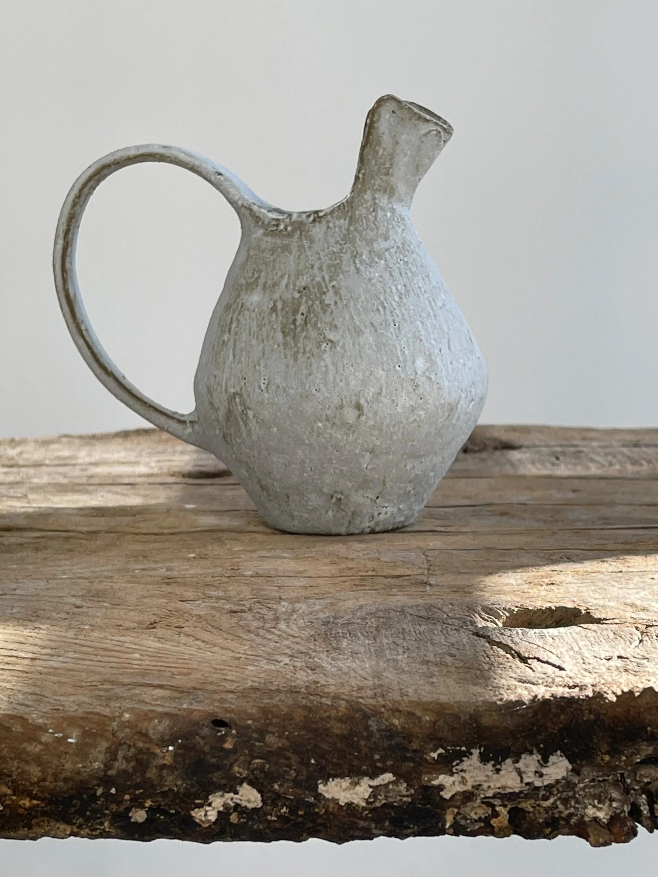 TropheeMacocotte-CraftGallery-Paris-JapaneseCeramics-Nobue-Ibaraki-SOffWhiteRoundPitcher2-1.jpg