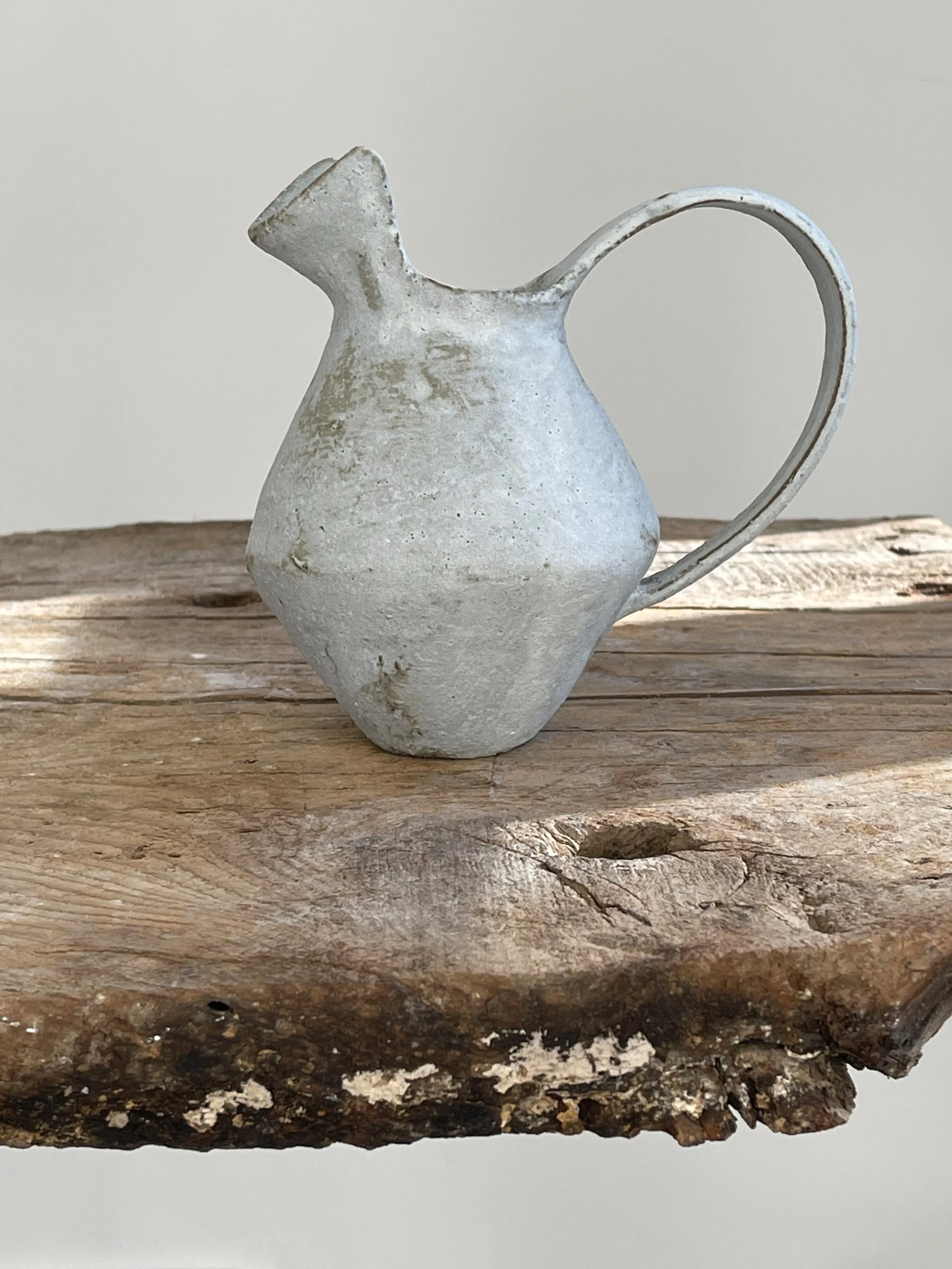 TropheeMacocotte-CraftGallery-Paris-JapaneseCeramics-Nobue-Ibaraki-SOffWhiteRoundPitcher1_2.jpg