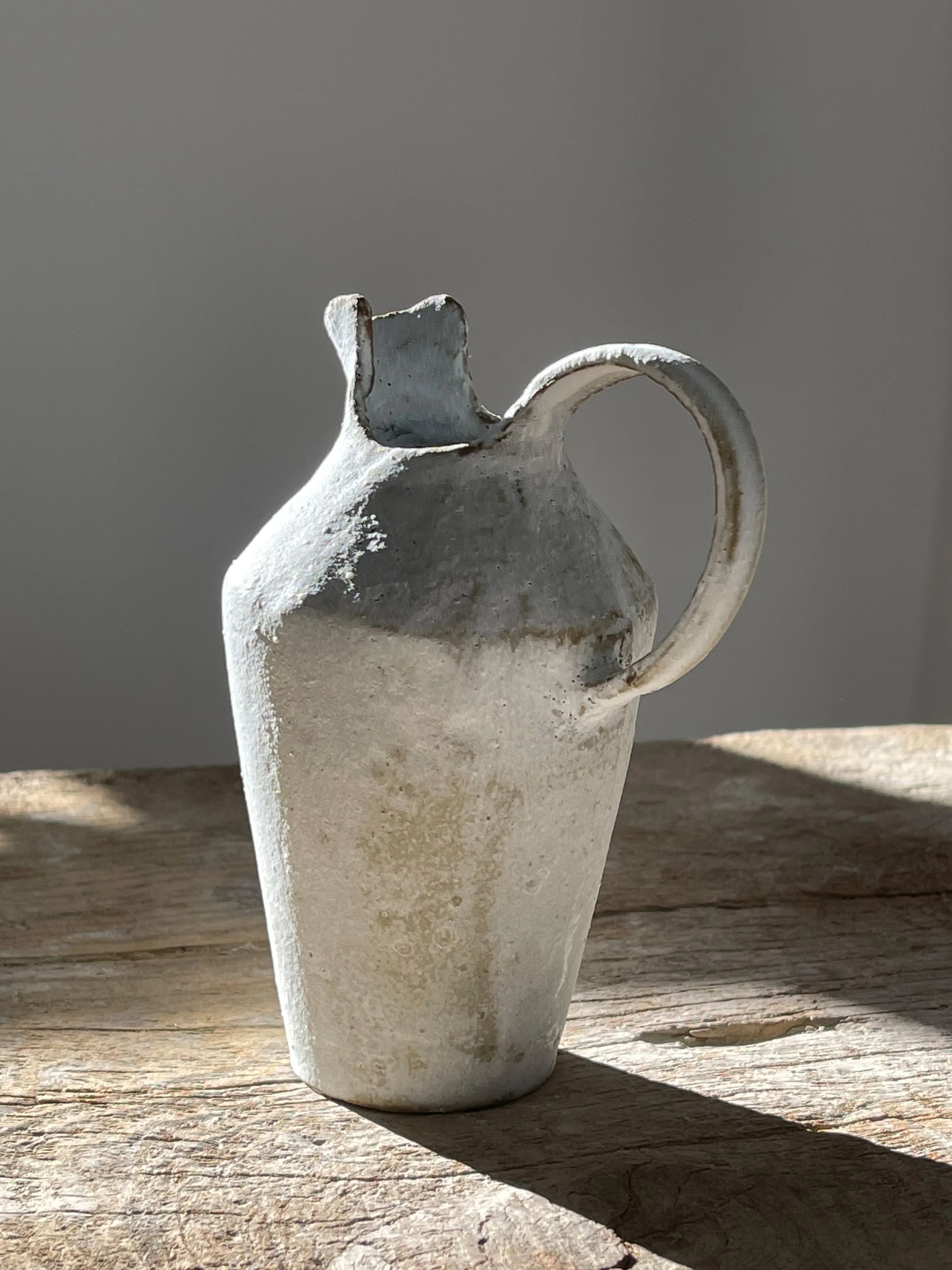 TropheeMacocotte-CraftGallery-Paris-JapaneseCeramics-Nobue-Ibaraki-SOffWhitePitcher1-1.jpg