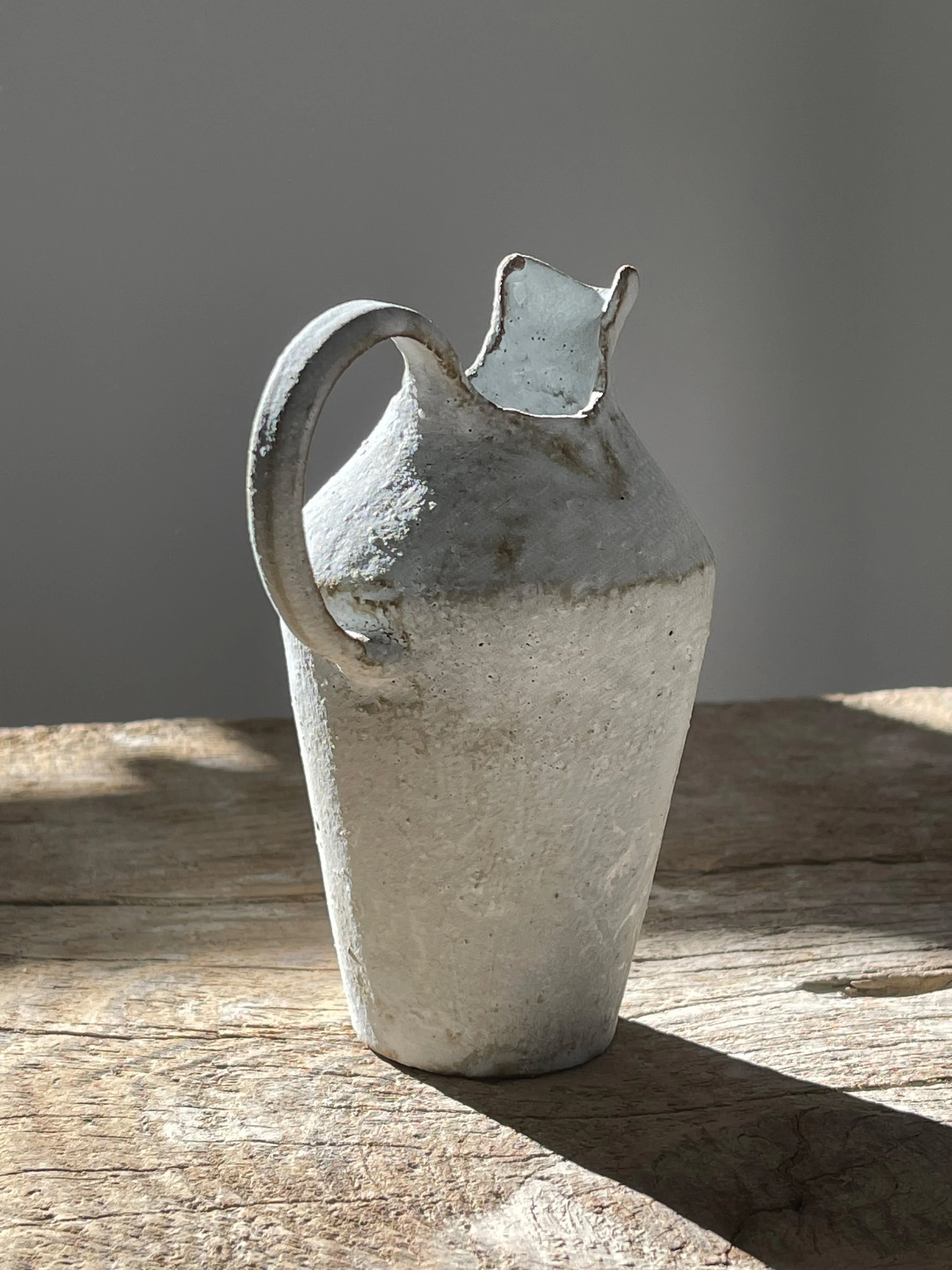 TropheeMacocotte-CraftGallery-Paris-JapaneseCeramics-Nobue-Ibaraki-SOffWhitePitcher1-4.jpg