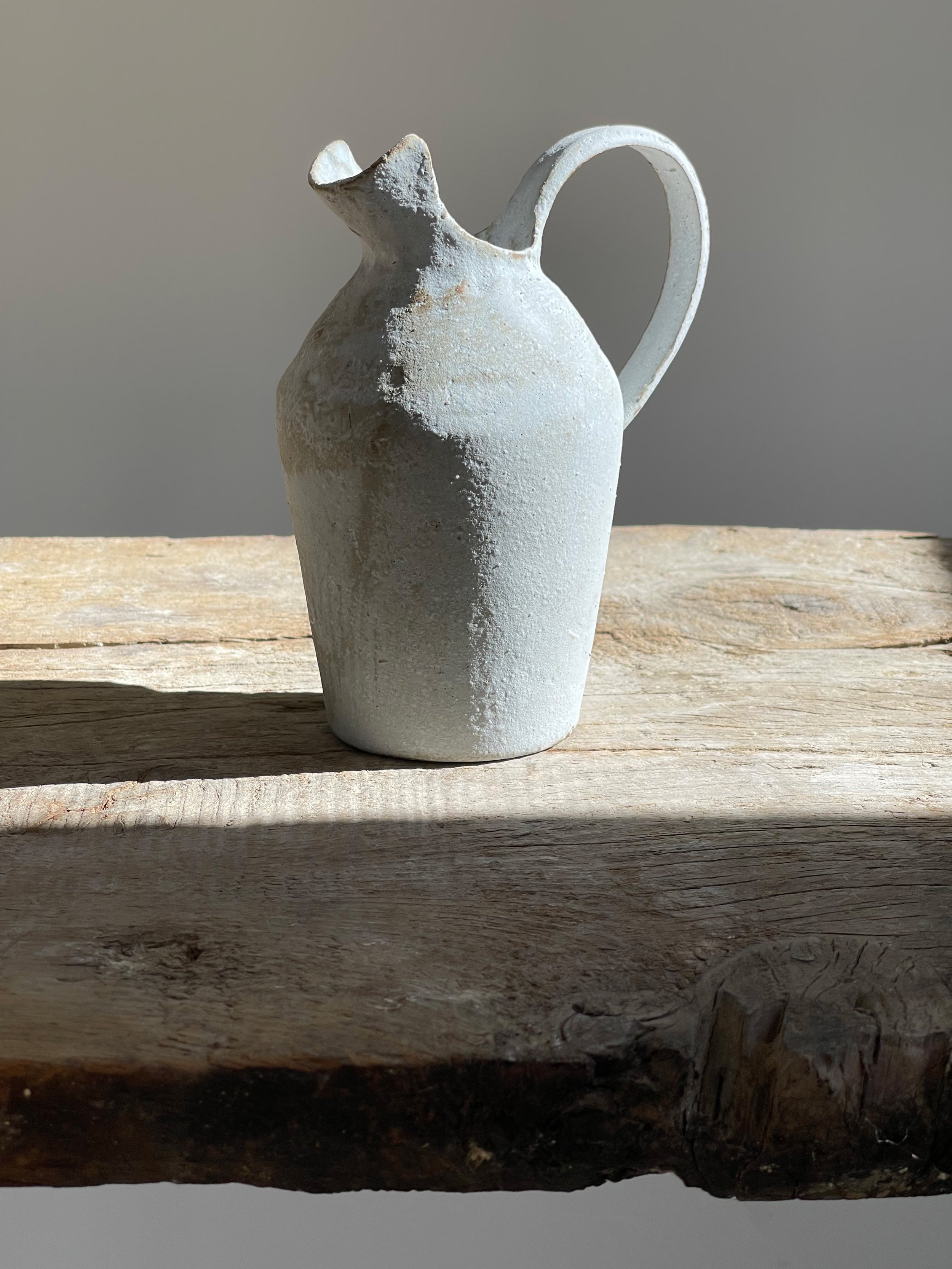 TropheeMacocotte-CraftGallery-Paris-JapaneseCeramics-Nobue-Ibaraki-MOffWhitePitcher1-4.jpg