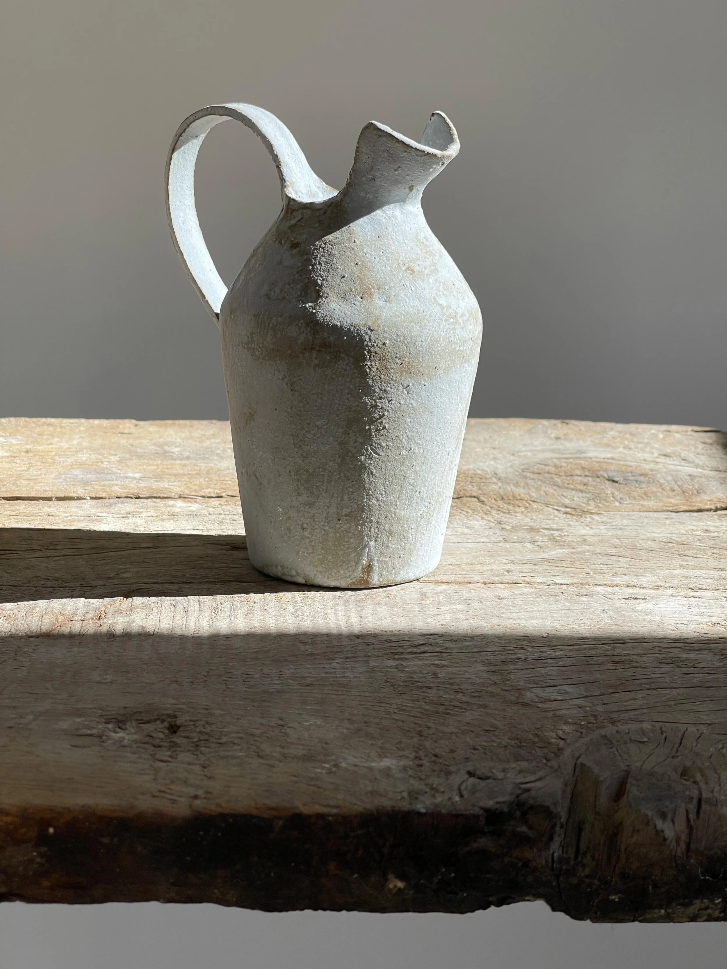 TropheeMacocotte-CraftGallery-Paris-JapaneseCeramics-Nobue-Ibaraki-MOffWhitePitcher1-1.jpg
