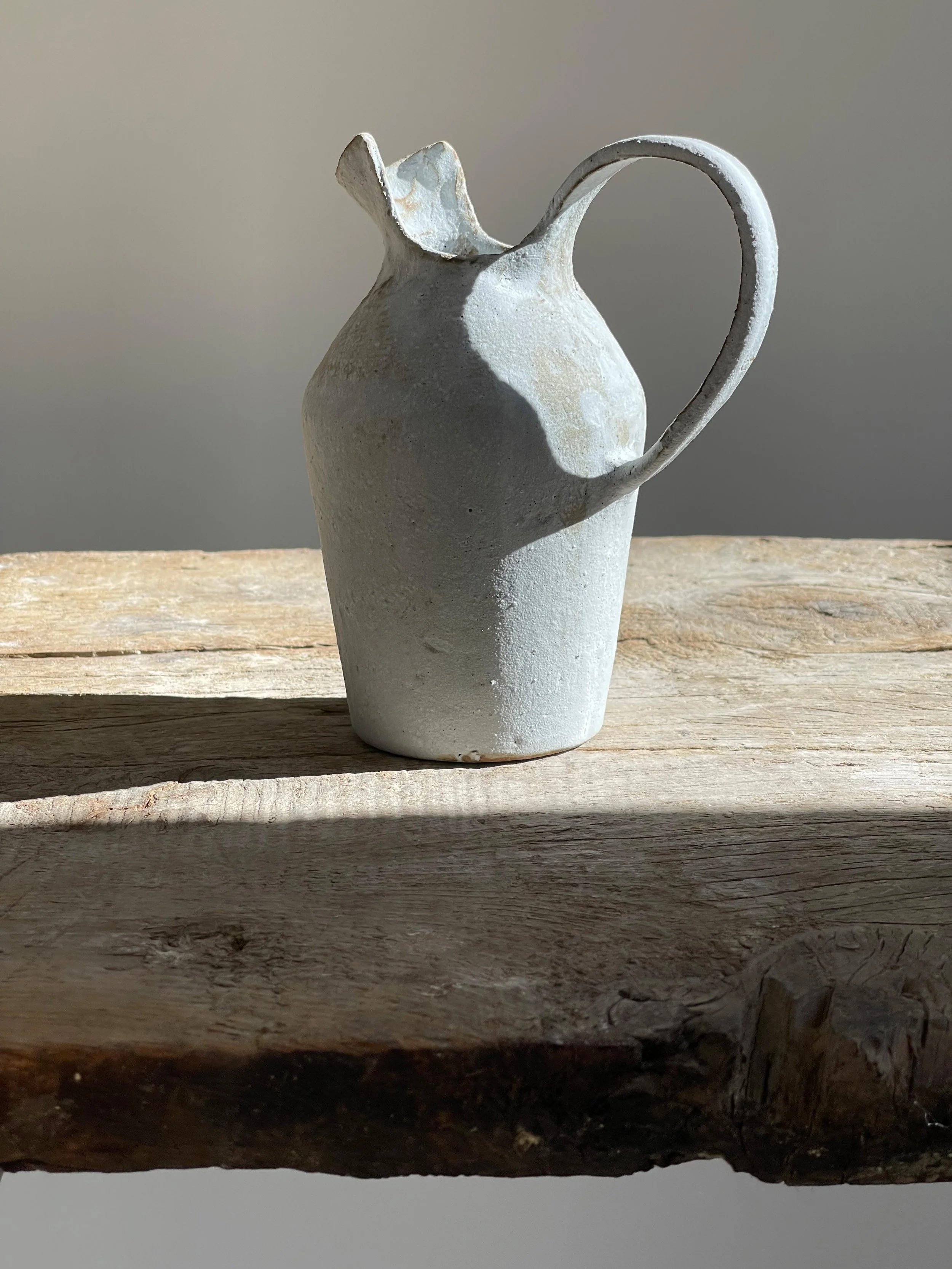 TropheeMacocotte-CraftGallery-Paris-JapaneseCeramics-Nobue-Ibaraki-MOffWhitePitcher1-3.jpg