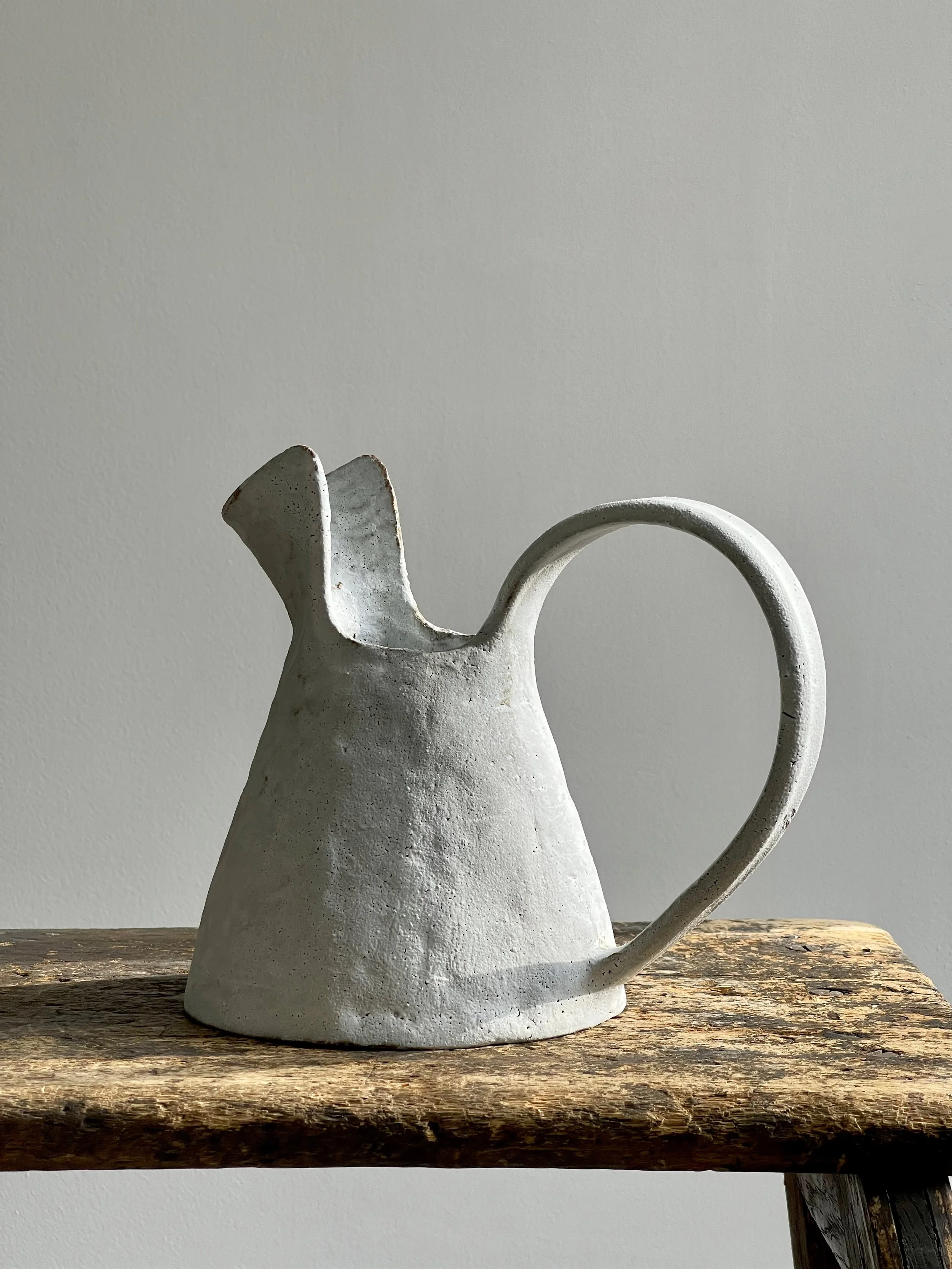 TropheeMacocotte-CraftGallery-Paris-JapaneseCeramics-Nobue-Ibaraki-LOffWhiteJug3_1.jpg