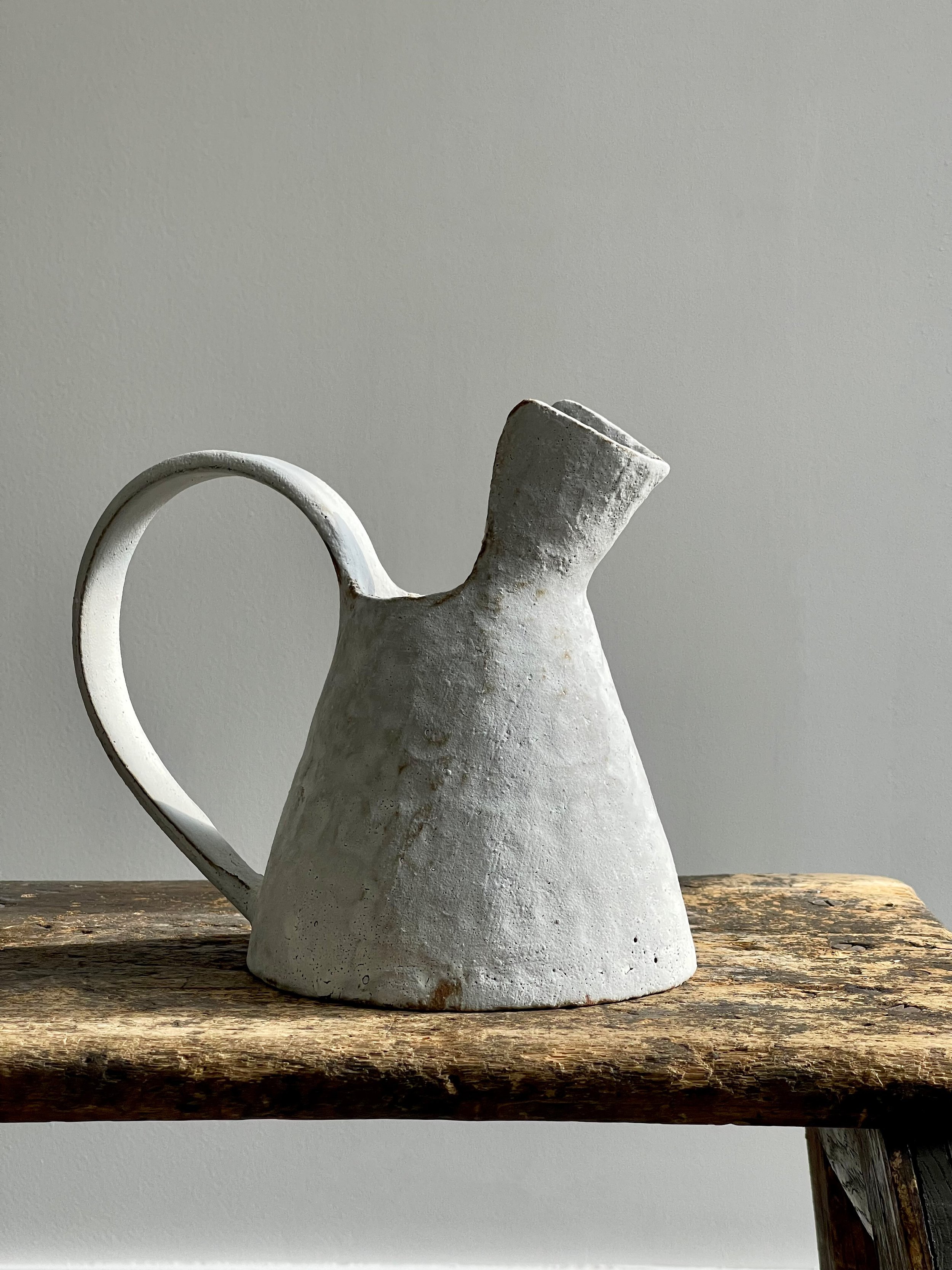 TropheeMacocotte-CraftGallery-Paris-JapaneseCeramics-Nobue-Ibaraki-LOffWhiteJug3_4.jpg