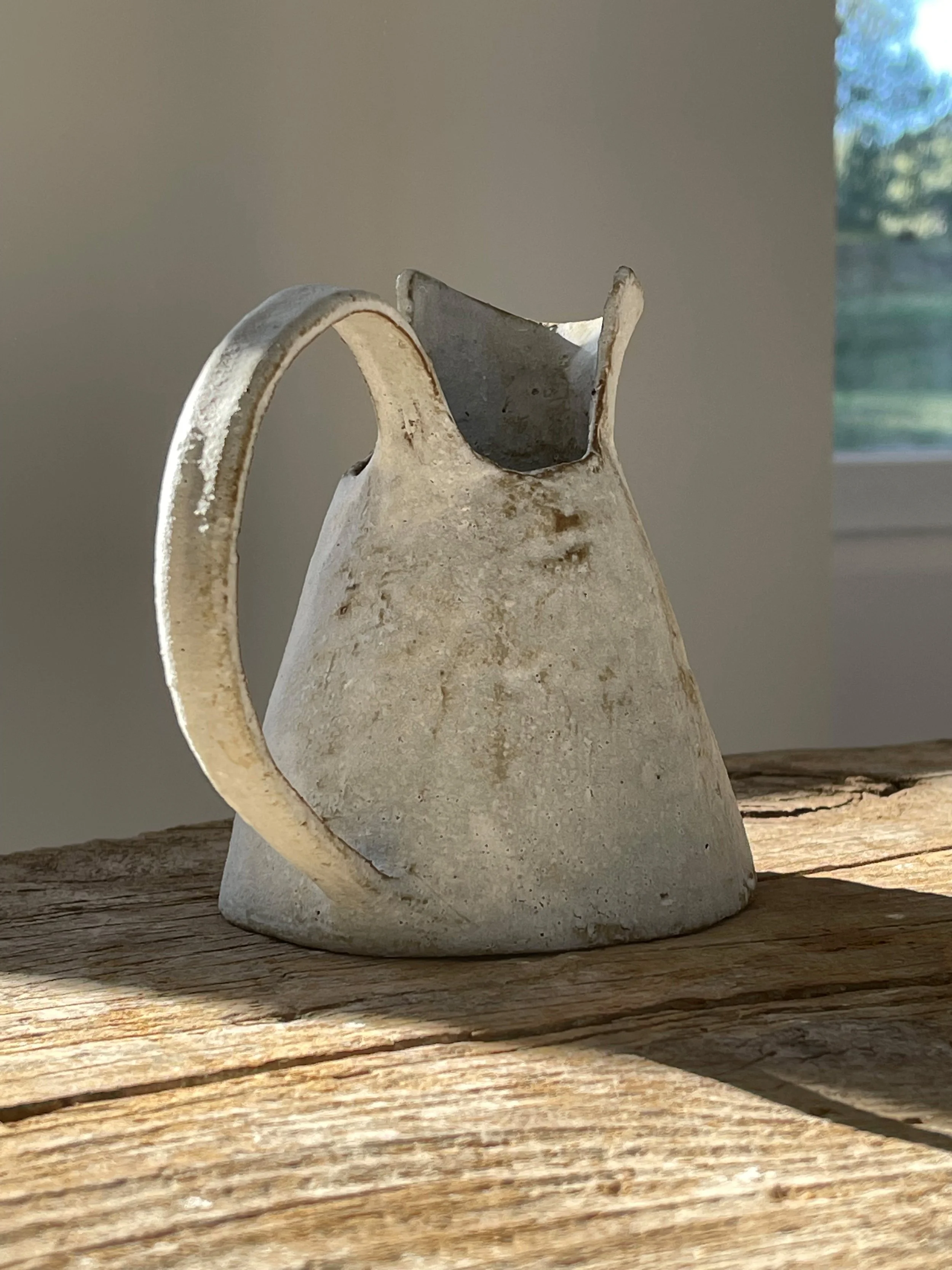 TropheeMacocotte-CraftGallery-Paris-JapaneseCeramics-Nobue-Ibaraki-MOffWhiteJug1_3.jpg