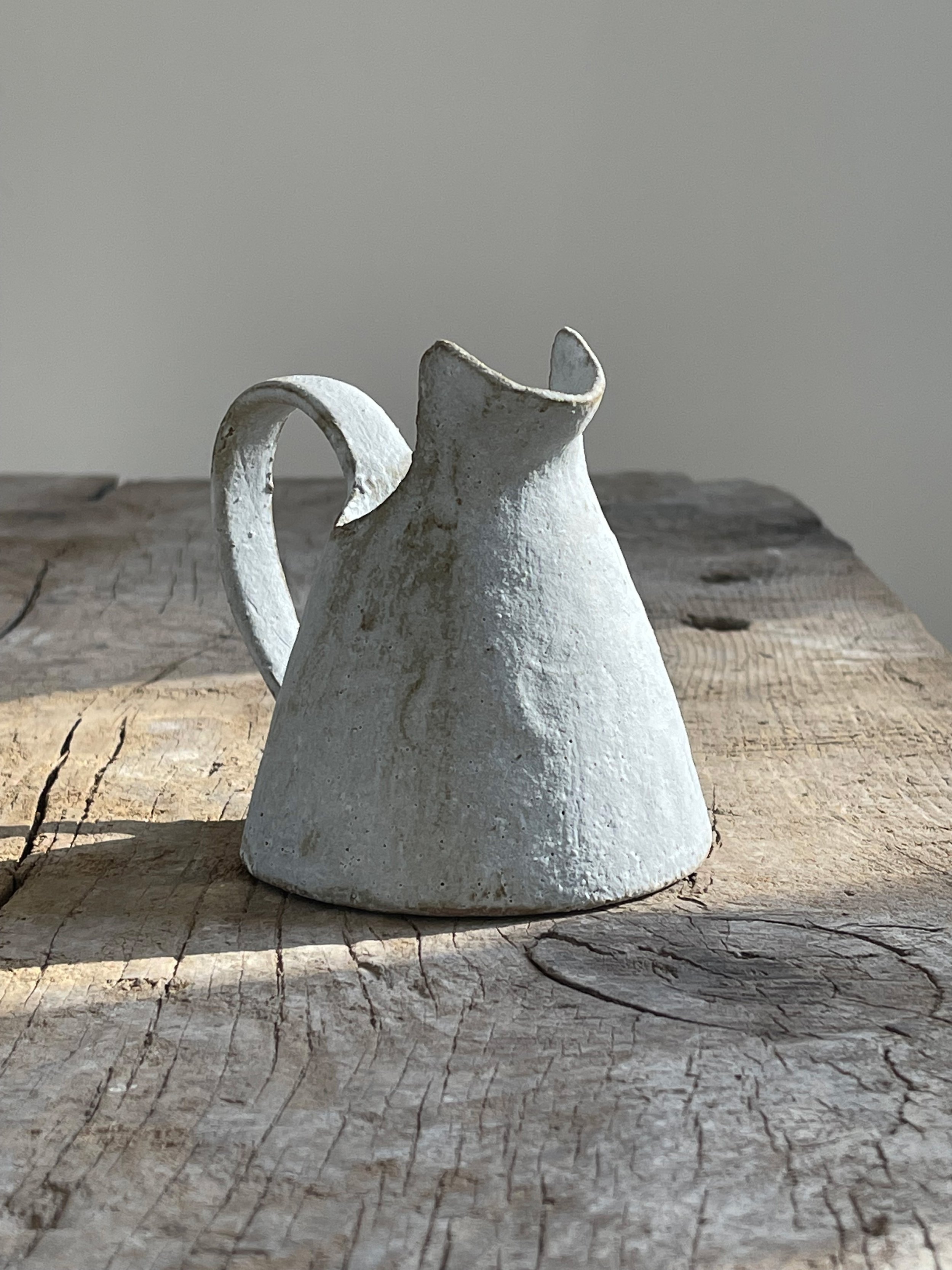 -Nobue Ibaraki • S Off-white jug 2