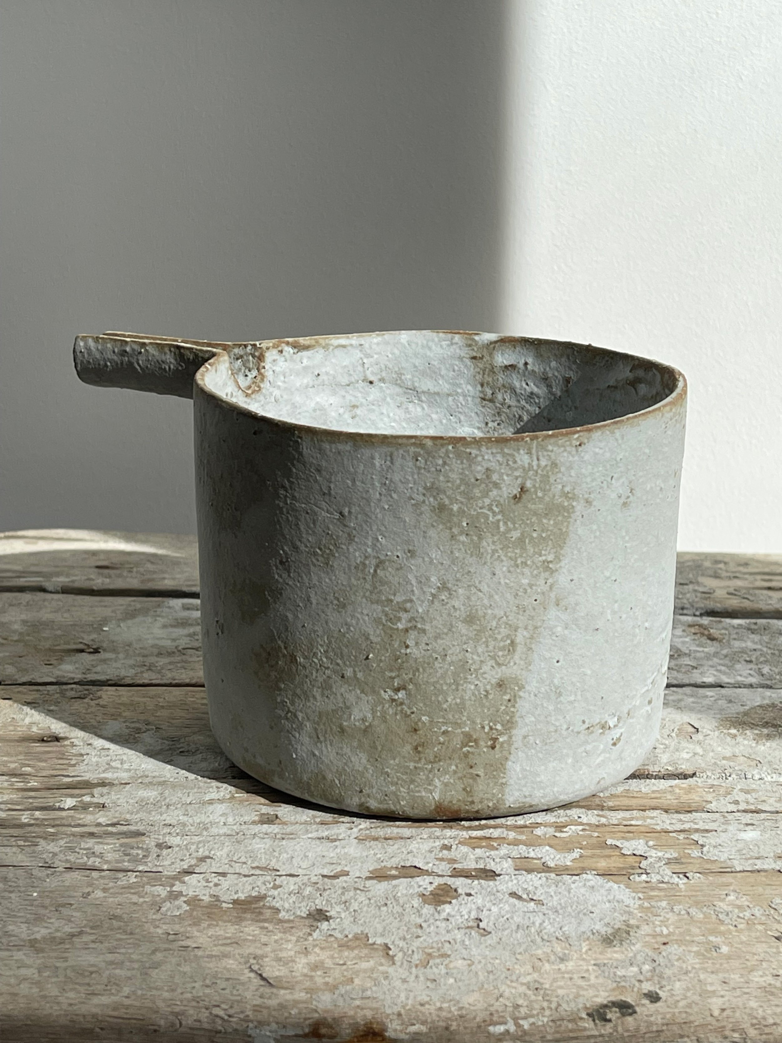 TropheeMacocotte-CraftGallery-Paris-JapaneseCeramics-Nobue-Ibaraki-LOffWhiteKatakuchi1_1.jpg